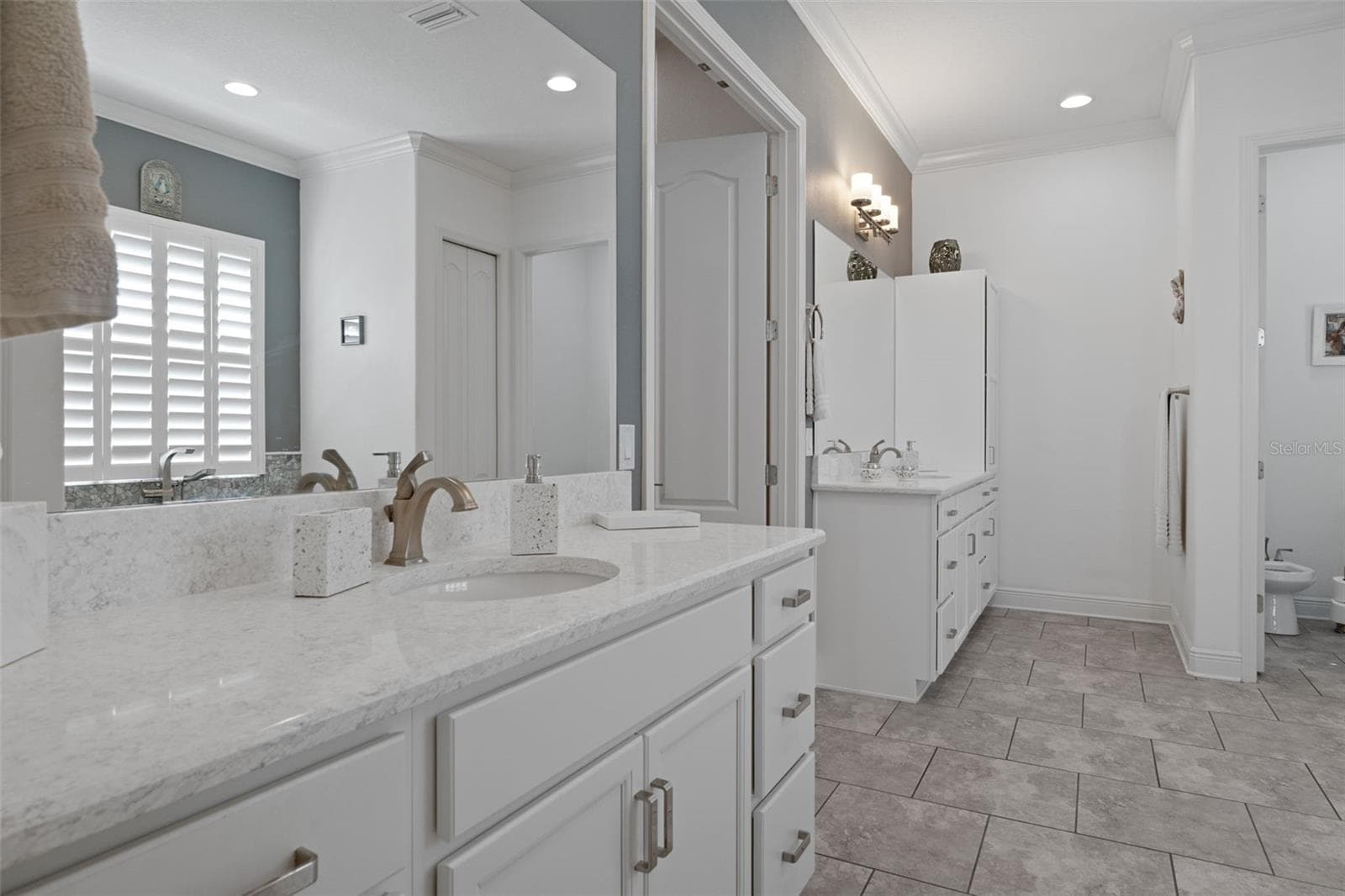 split vanity with built ins - 224 S PALADINN CIR, INVERNESS