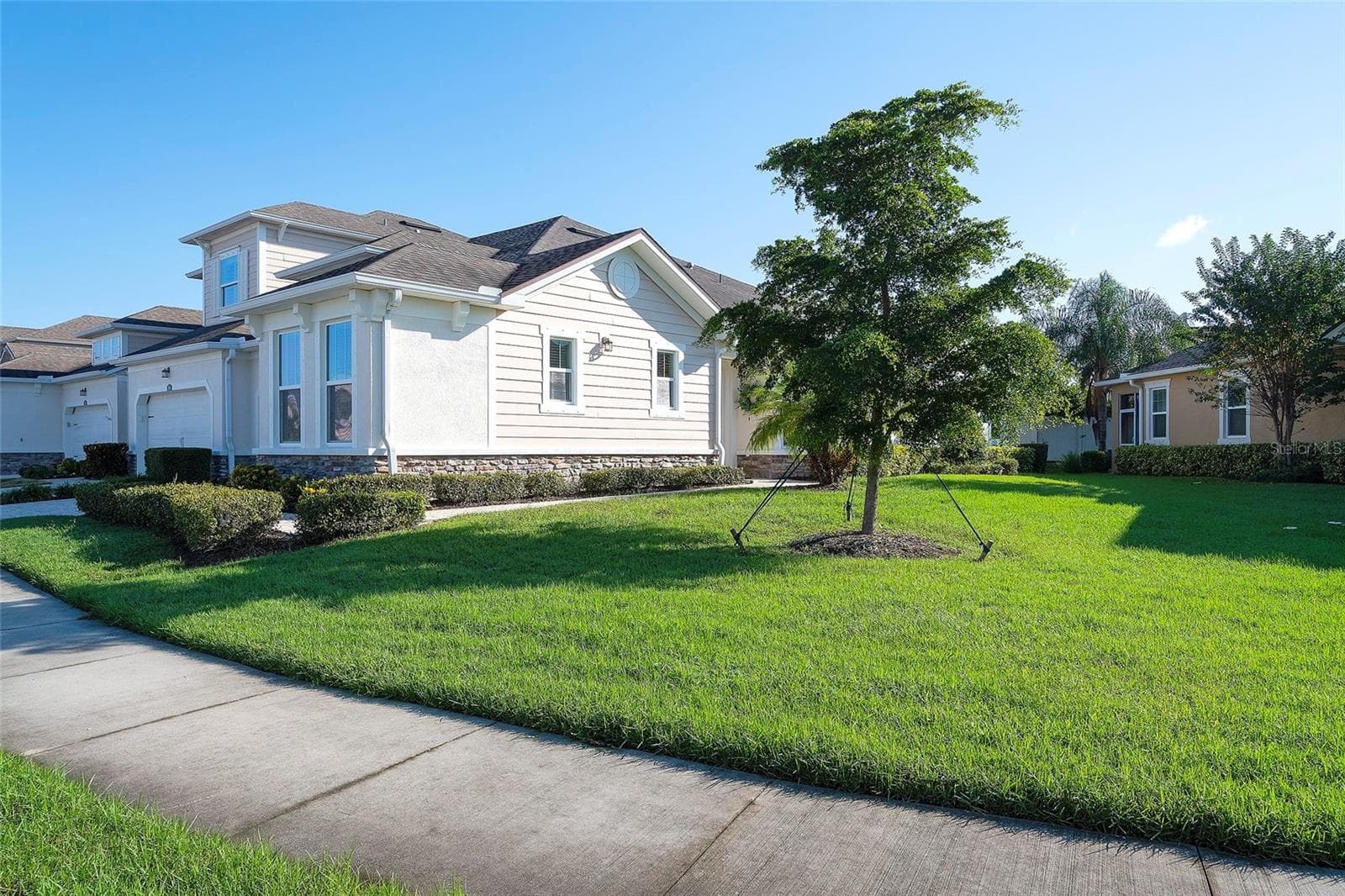 Oversized homesite offers attractive curb appeal and "sense of space" - 5048 COURSE DR, SARASOTA