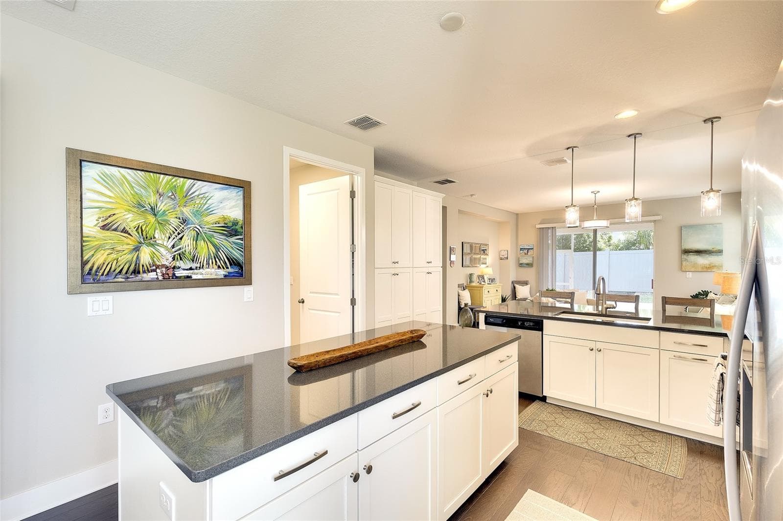 Oversized center island perfect for the chef in the family! - 5048 COURSE DR, SARASOTA