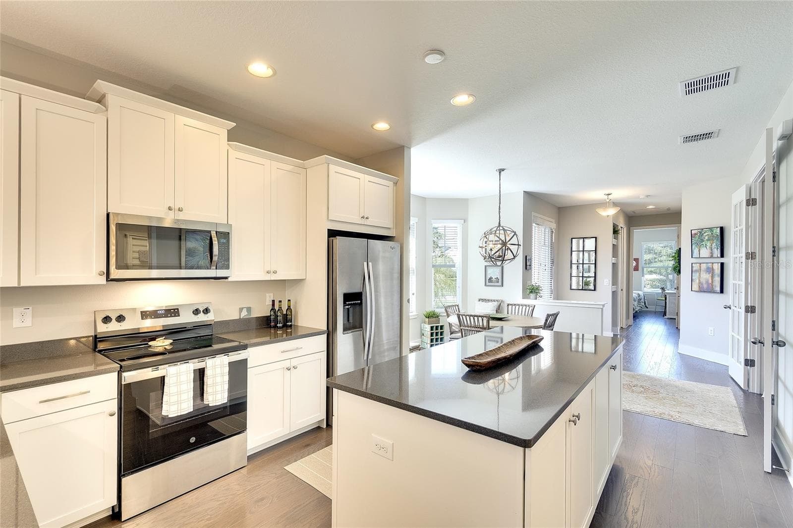 Quartz counters, stainless appliances, decorative lighting - 5048 COURSE DR, SARASOTA