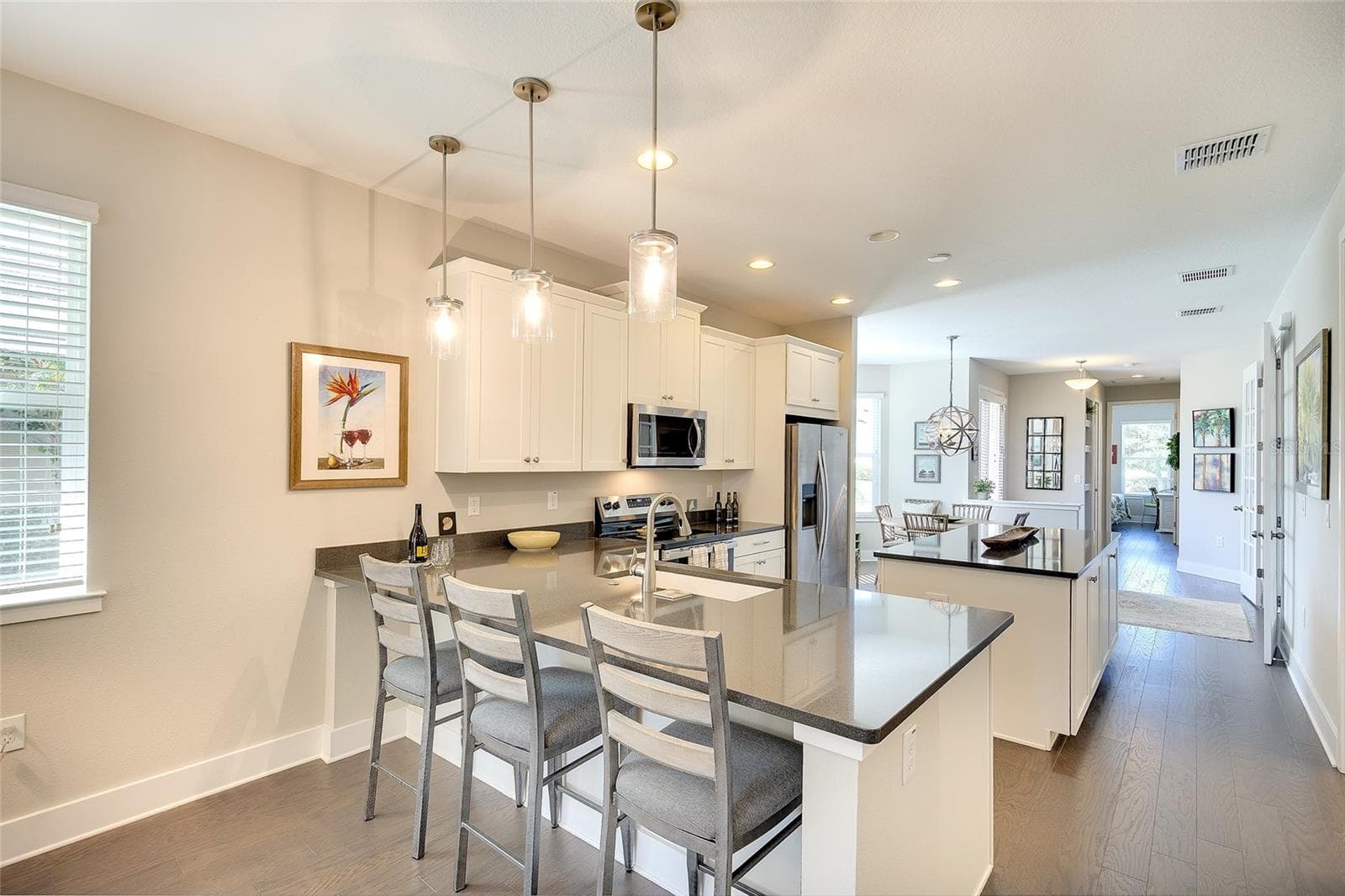 Breakfast bar invites guests to be apart of the fun! - 5048 COURSE DR, SARASOTA