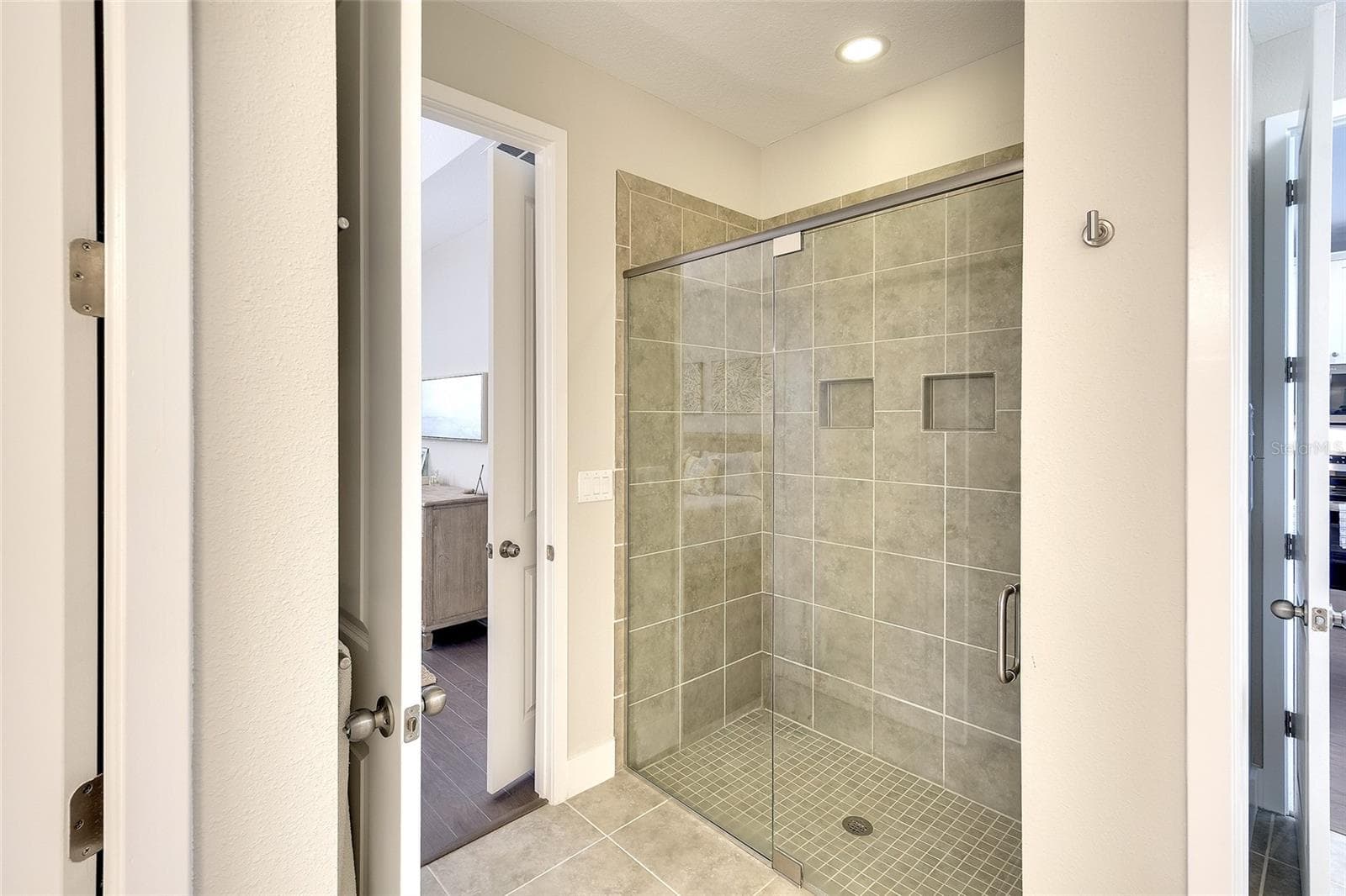 Owner's bath with walk in shower - 5048 COURSE DR, SARASOTA