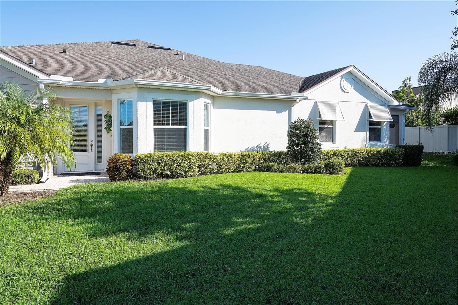 Expansive side yard/entrance - 5048 COURSE DR, SARASOTA