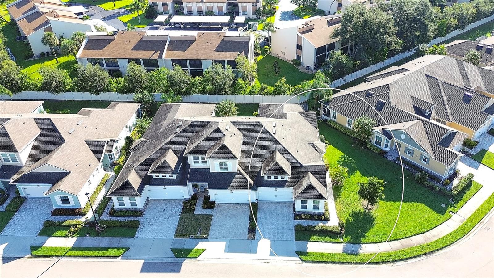 Great location with oversized side yard entrance..makes for great curb appeal and guest arrival - 5048 COURSE DR, SARASOTA