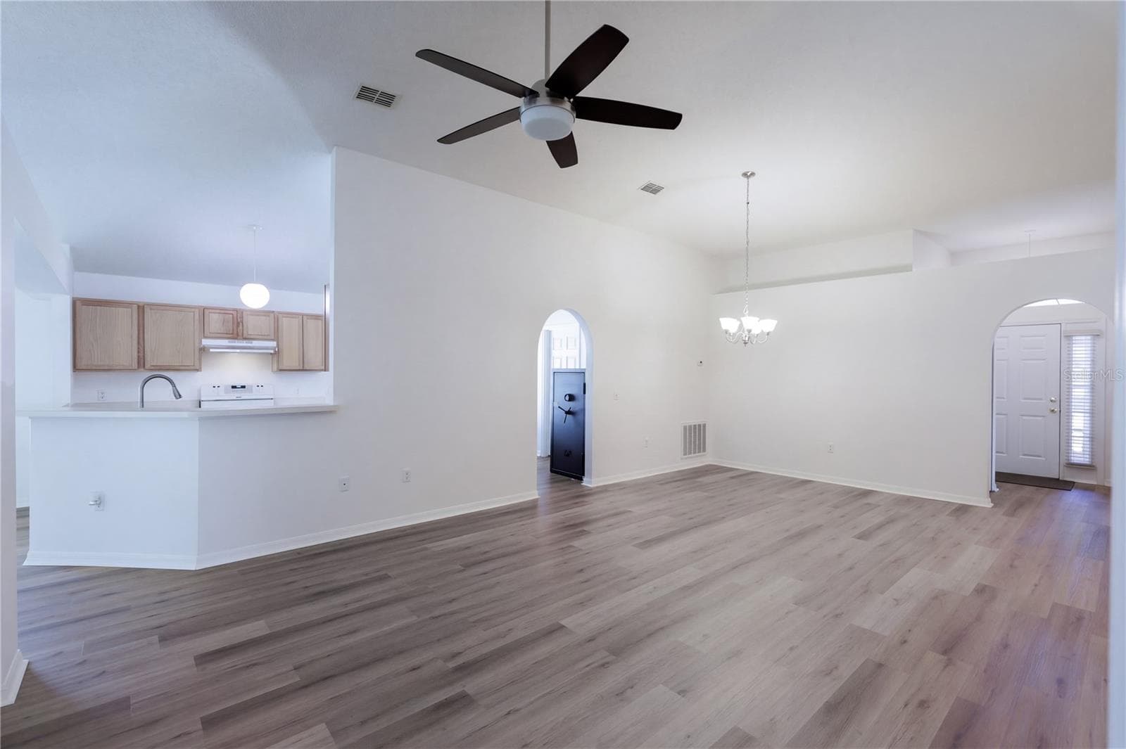 Single Family Residence at 359 VELVETEEN PL, CHULUOTA, photo 4 of 35