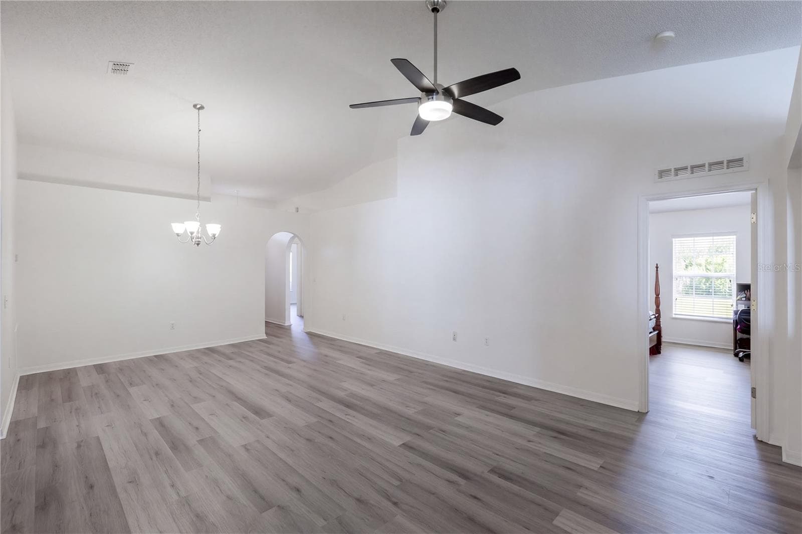 Single Family Residence at 359 VELVETEEN PL, CHULUOTA, photo 6 of 35