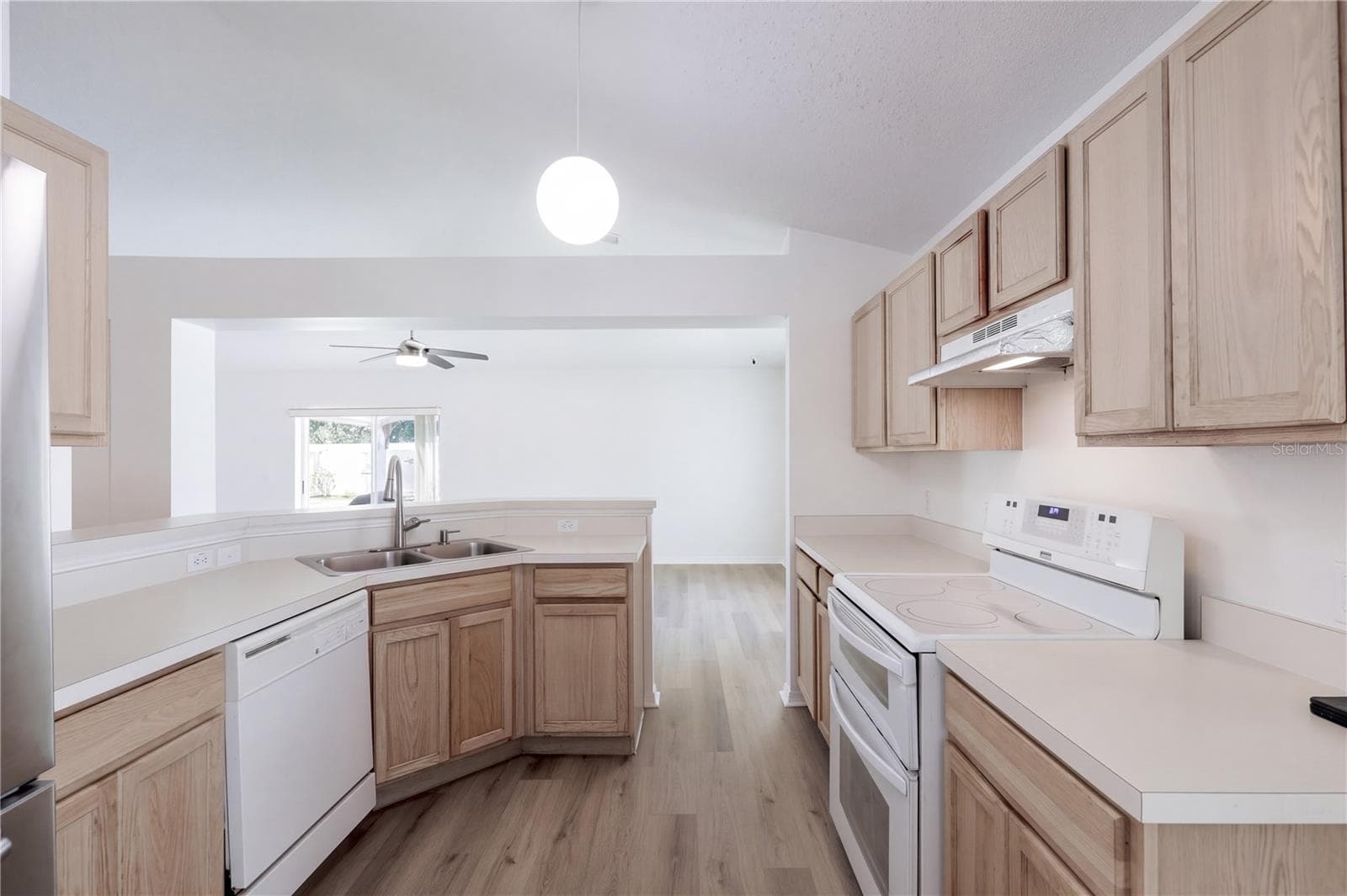 Single Family Residence at 359 VELVETEEN PL, CHULUOTA, photo 15 of 35
