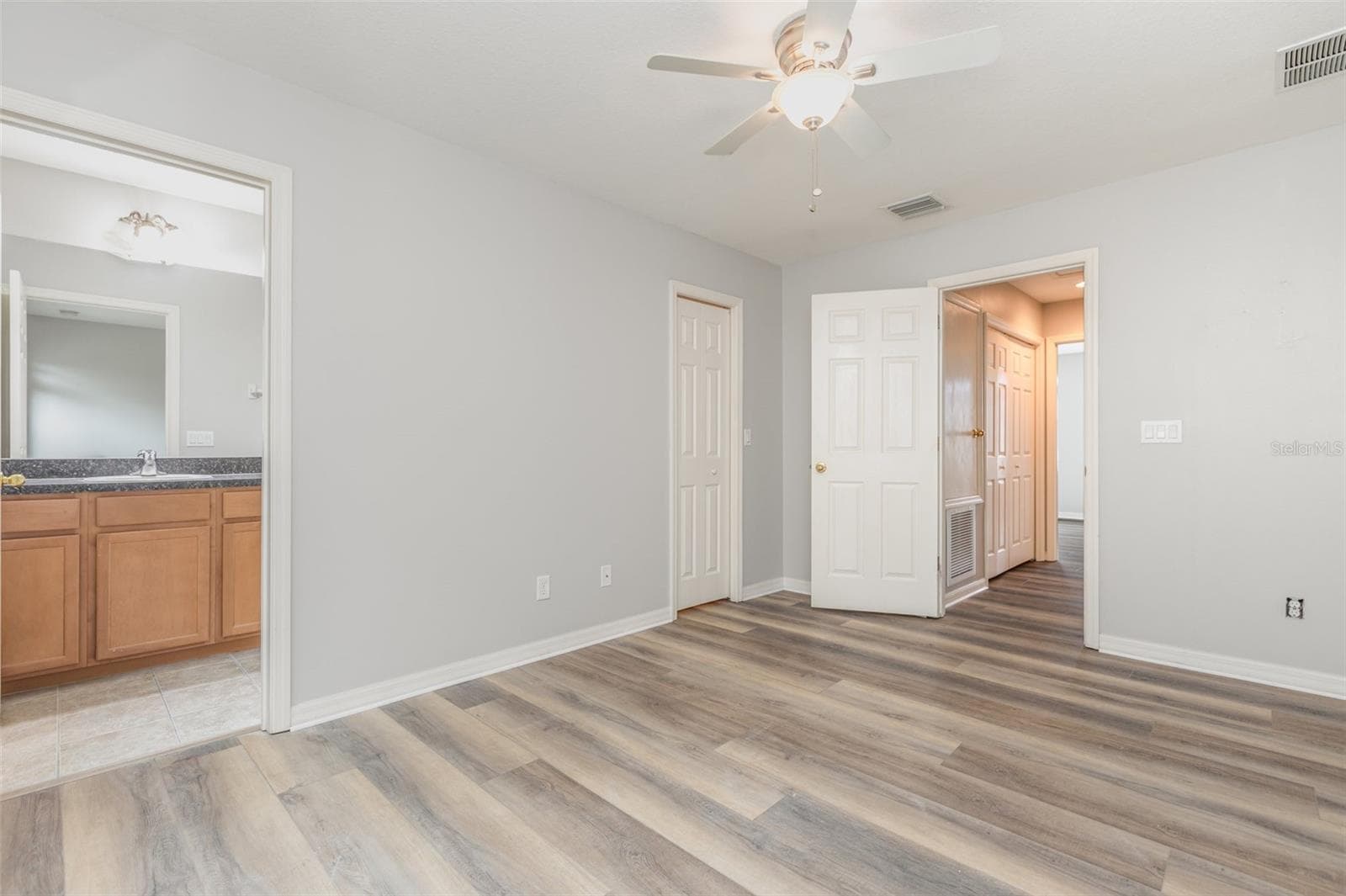 Primary Bedroom with en suite and walk in closet - 1125 GRANTHAM DR, SARASOTA