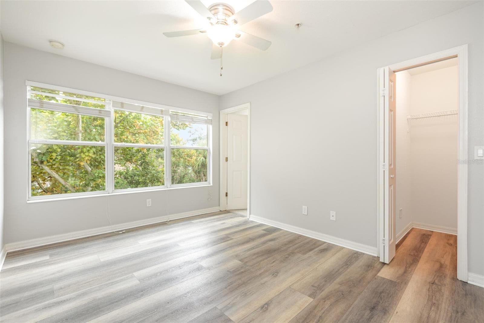No backyard neighbors - Bedroom with en suite and walk in closet - 1125 GRANTHAM DR, SARASOTA
