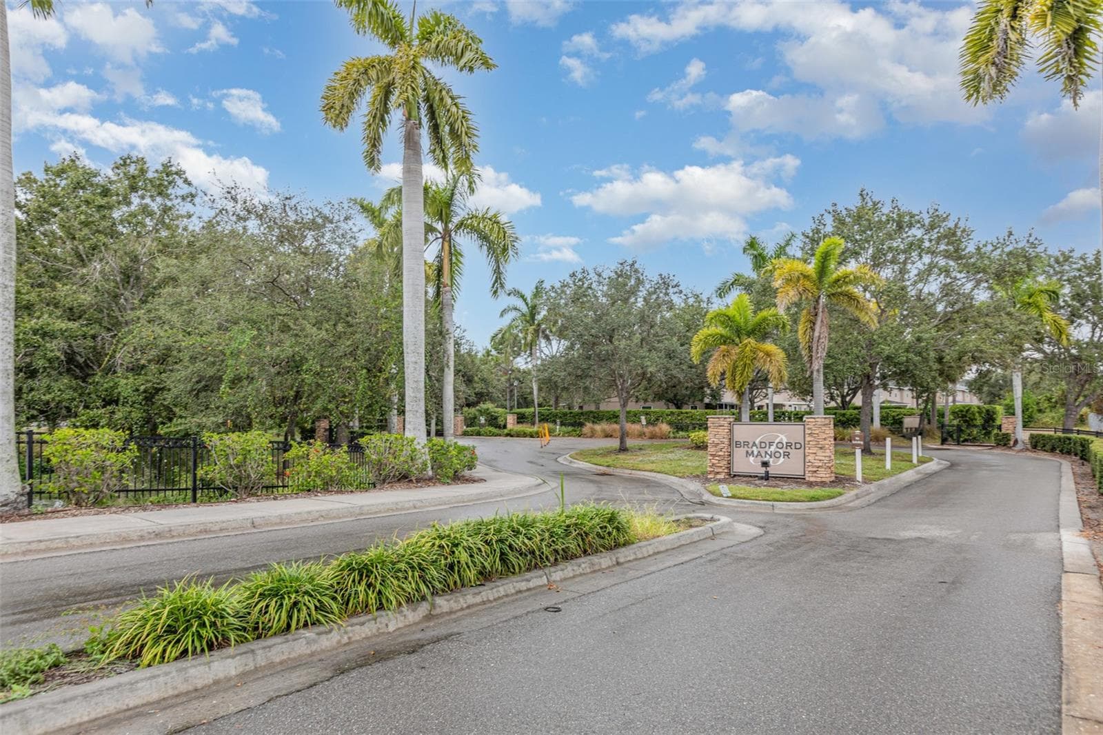 Bradford Manor is all about location, privacy and comfort. - 1125 GRANTHAM DR, SARASOTA