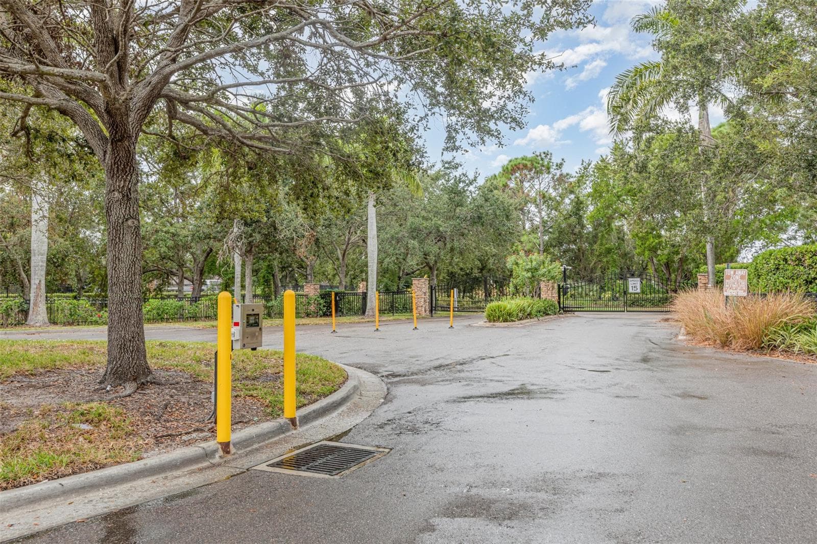 Gate stays closed!! - 1125 GRANTHAM DR, SARASOTA