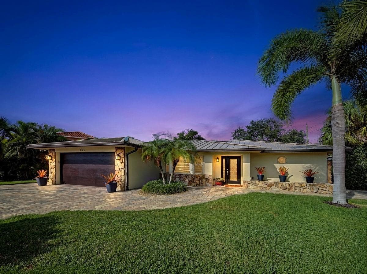 Front of home has paver driveway and beautifully landscaped. - 800 OSPREY ST, VENICE