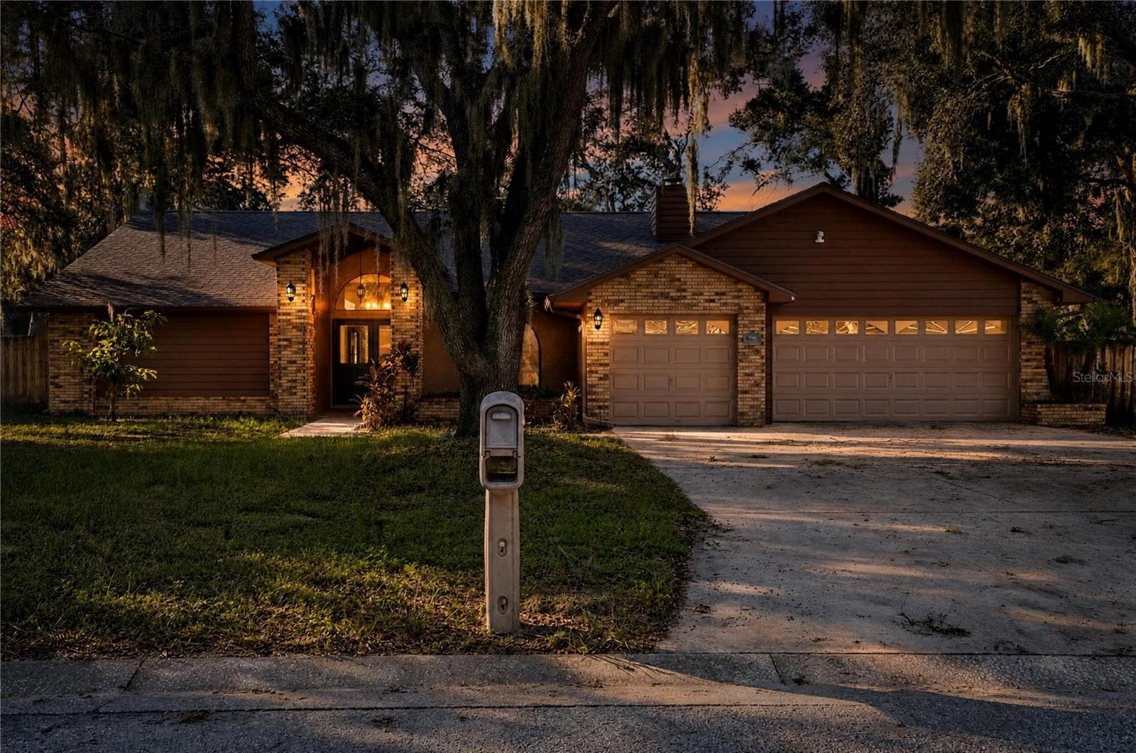 Single Family Residence at 1005 HOLLYBERRY CT, BRANDON, photo 4 of 32
