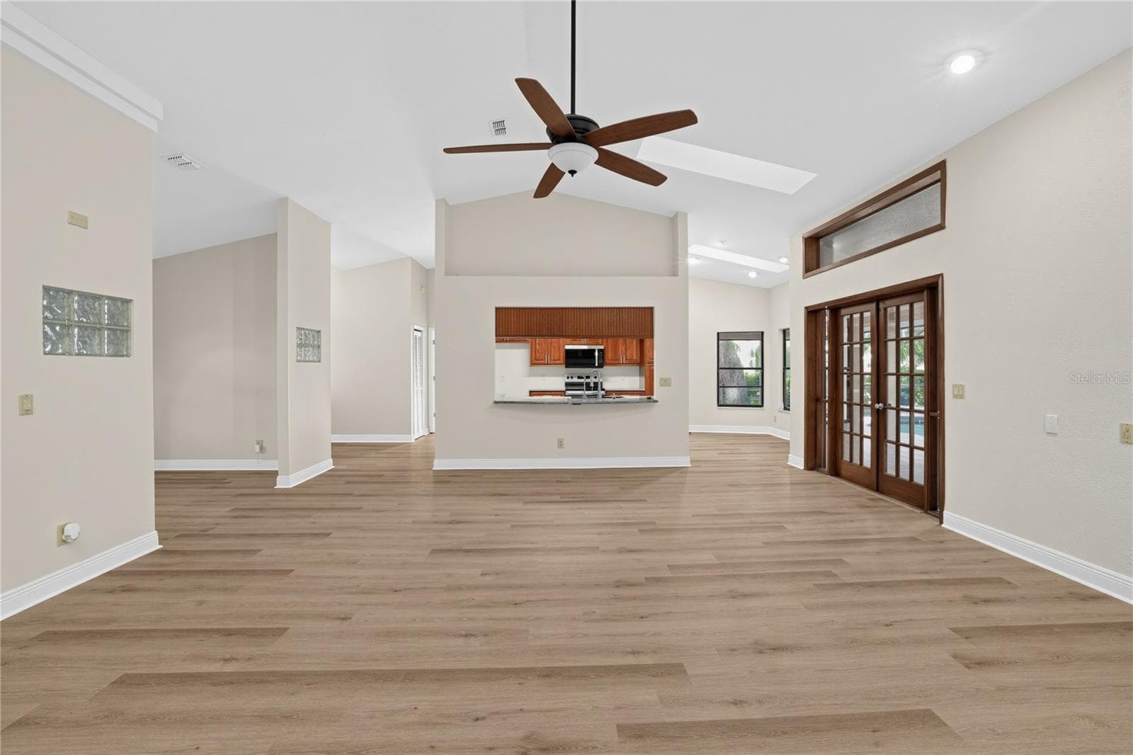 Single Family Residence at 1005 HOLLYBERRY CT, BRANDON, photo 7 of 32