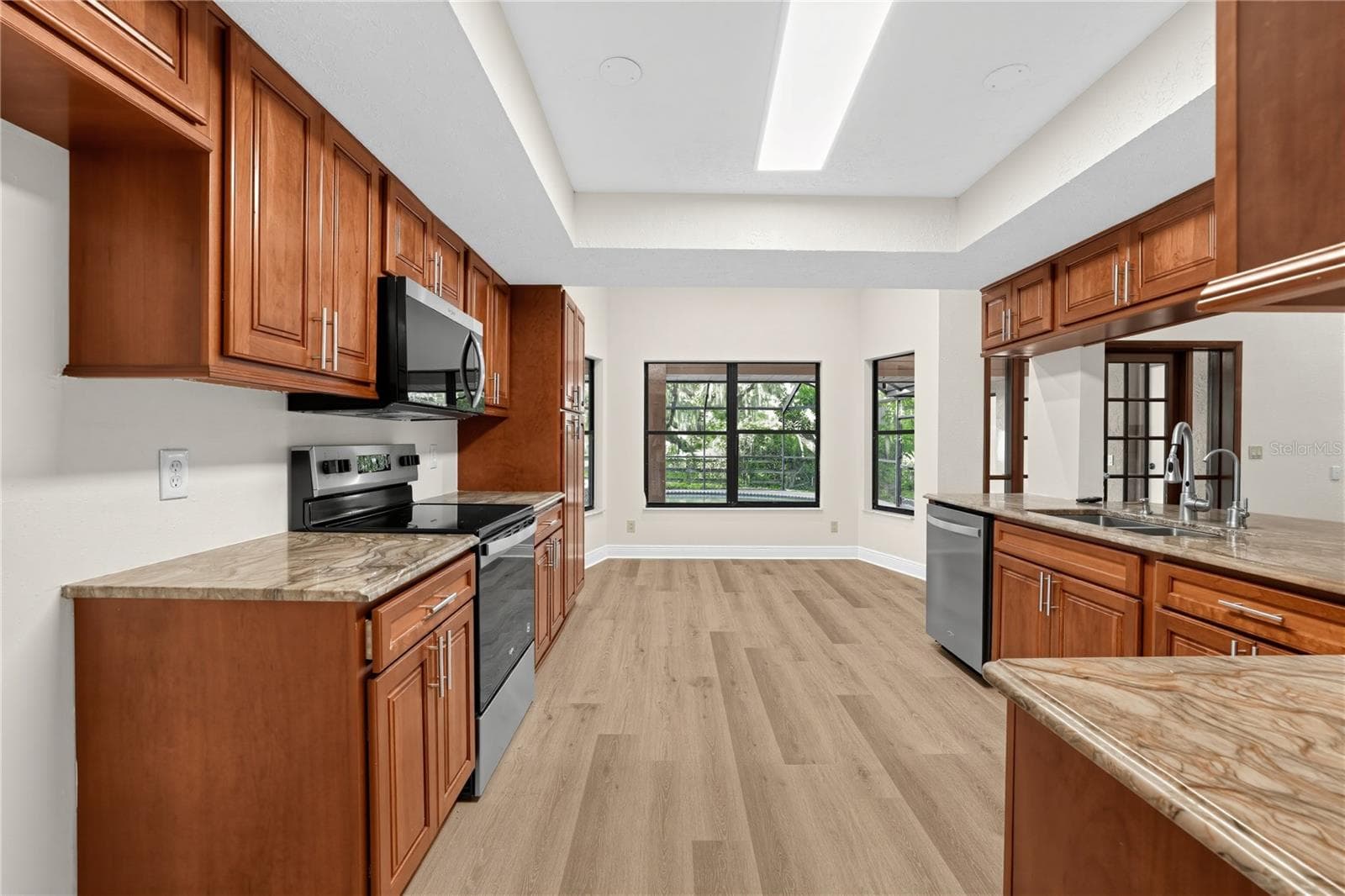 Single Family Residence at 1005 HOLLYBERRY CT, BRANDON, photo 9 of 32