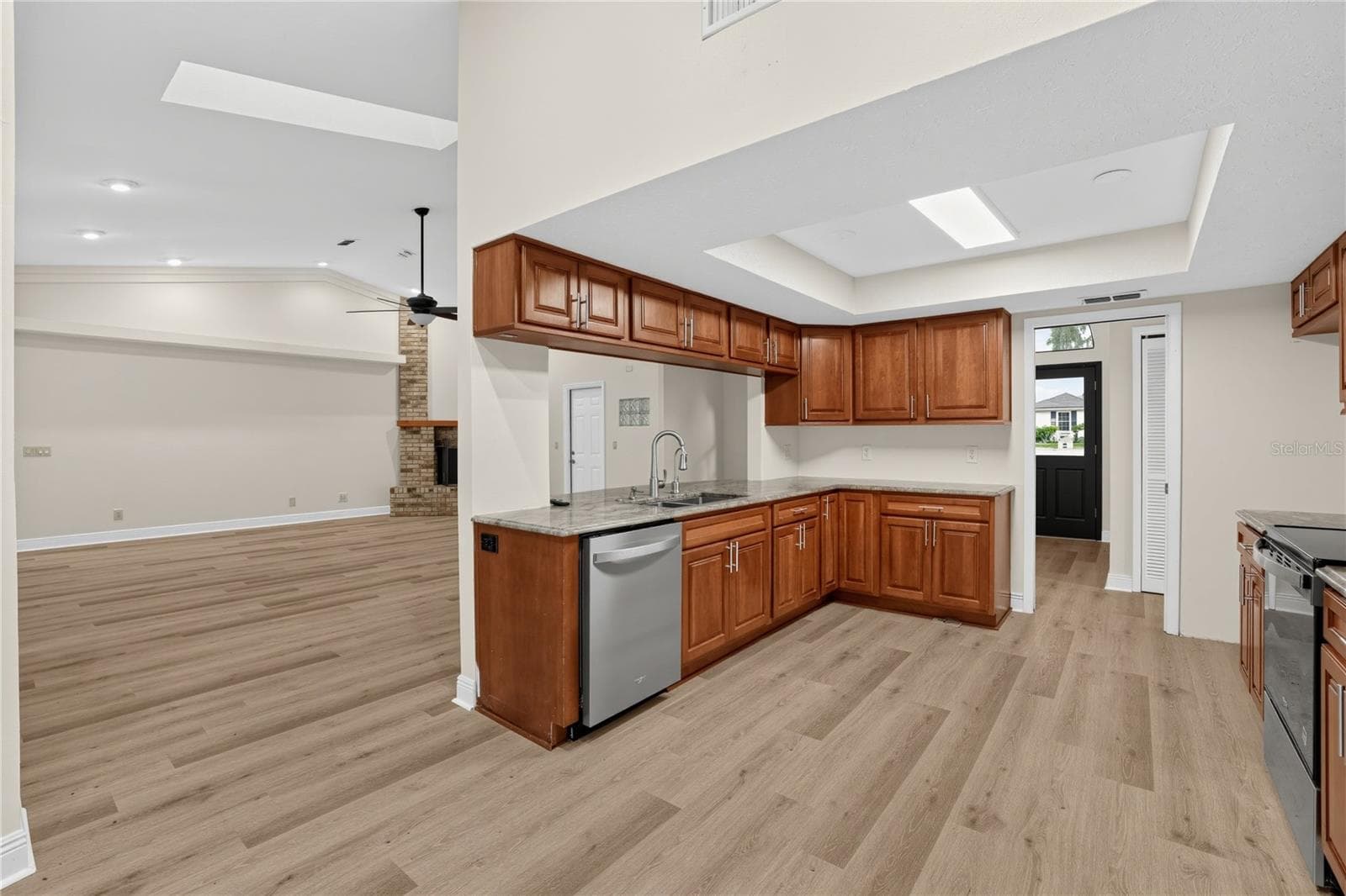 Single Family Residence at 1005 HOLLYBERRY CT, BRANDON, photo 10 of 32