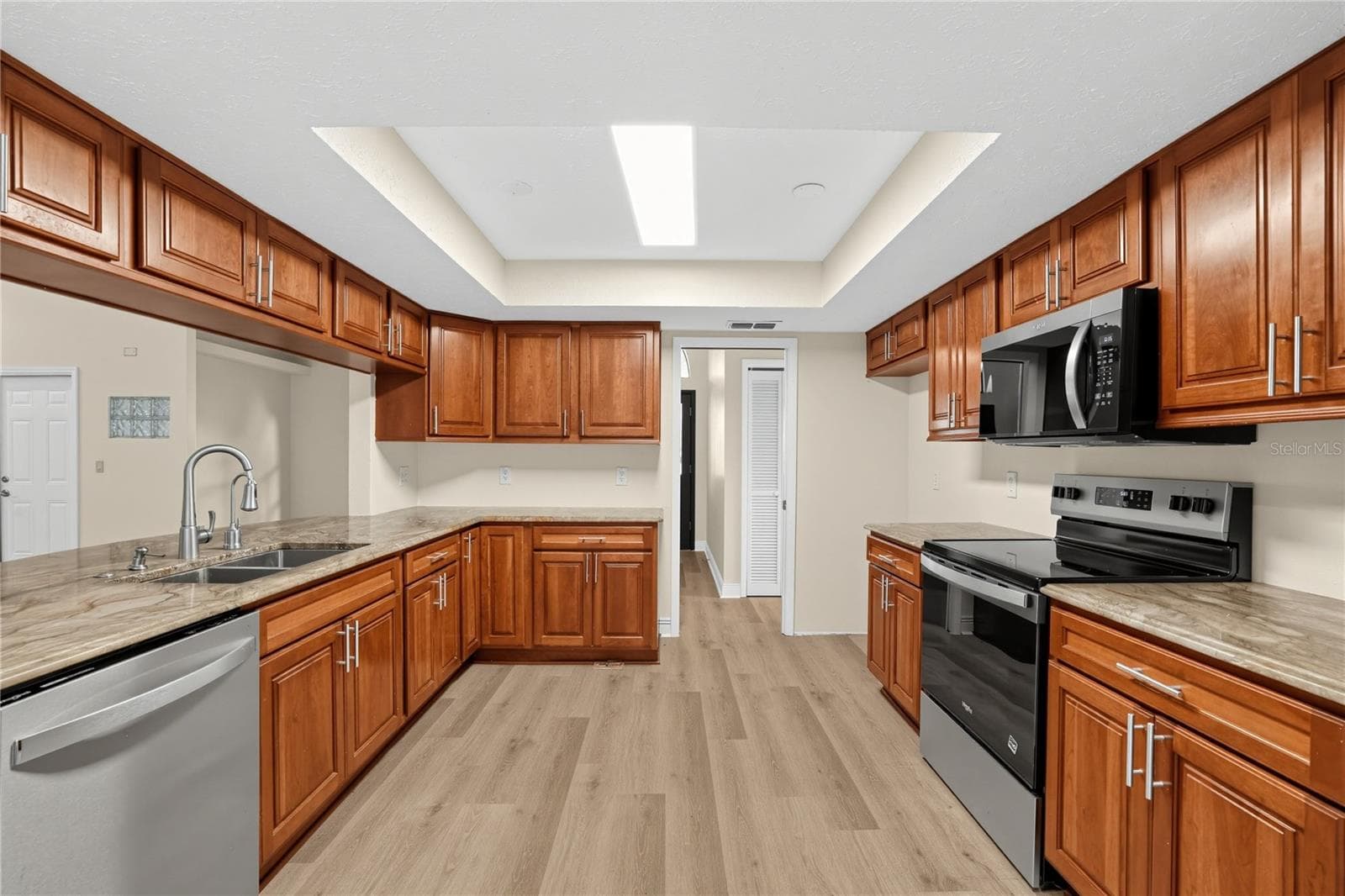 Single Family Residence at 1005 HOLLYBERRY CT, BRANDON, photo 11 of 32