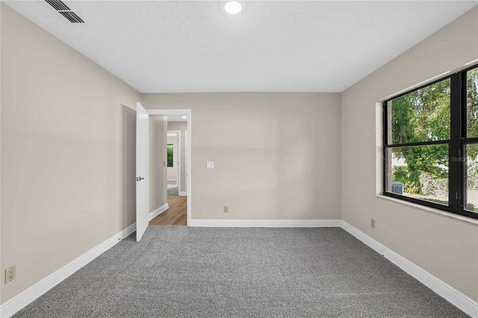 Single Family Residence at 1005 HOLLYBERRY CT, BRANDON, photo 13 of 32