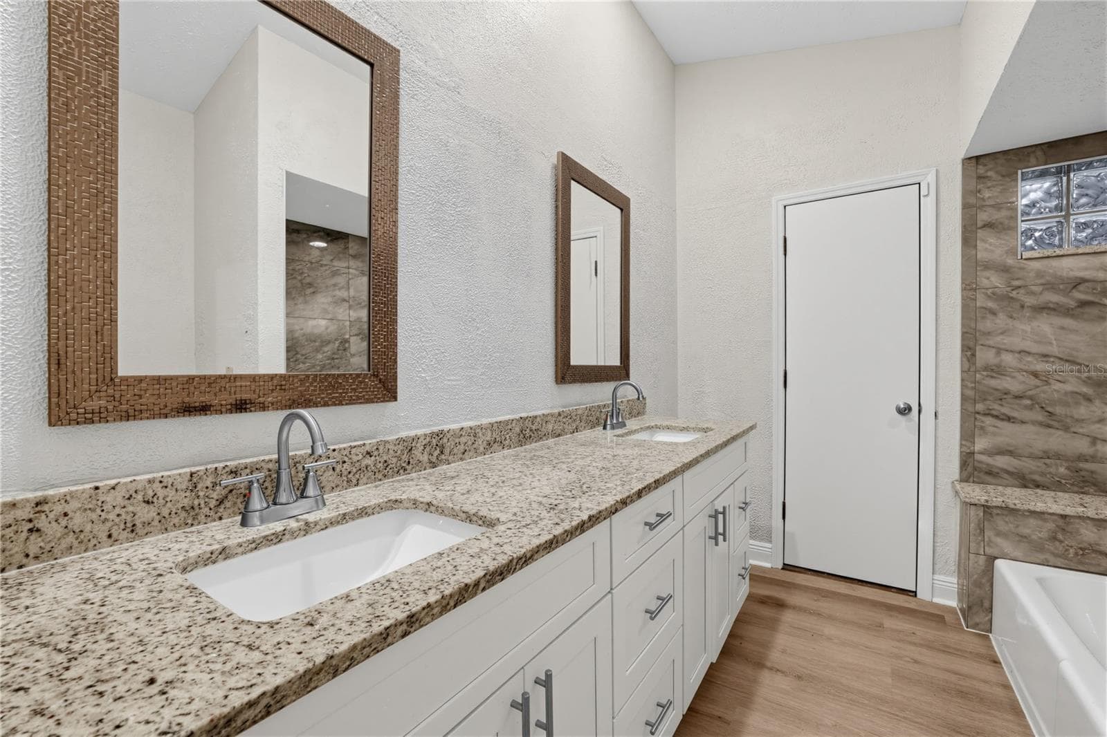 Single Family Residence at 1005 HOLLYBERRY CT, BRANDON, photo 22 of 32