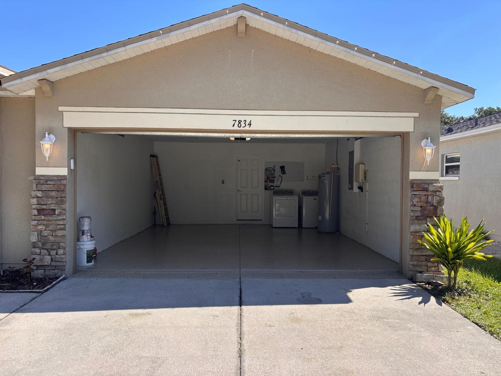 2 car garage - 7834 CARRIAGE POINTE DR, GIBSONTON