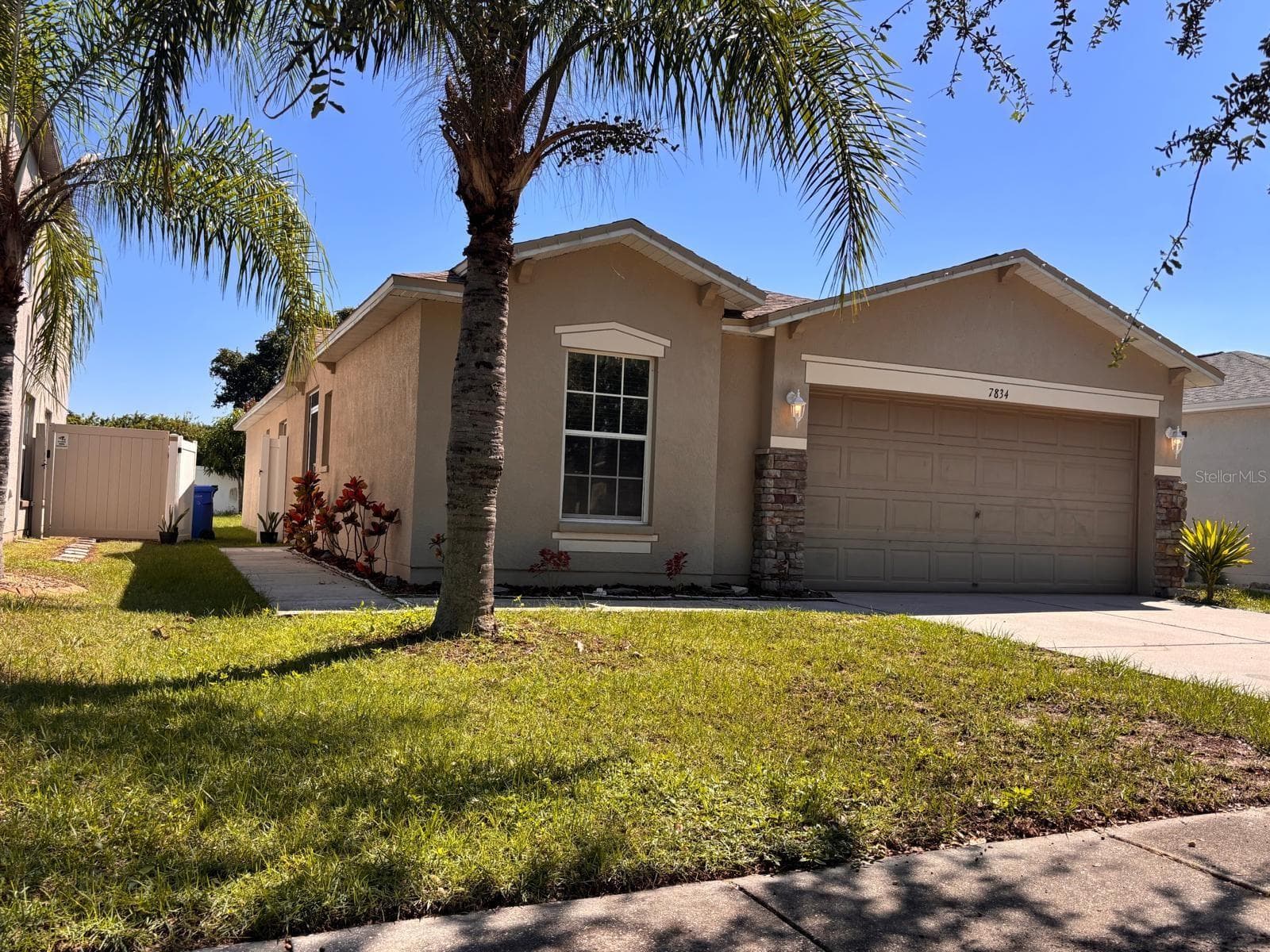 front side - 7834 CARRIAGE POINTE DR, GIBSONTON