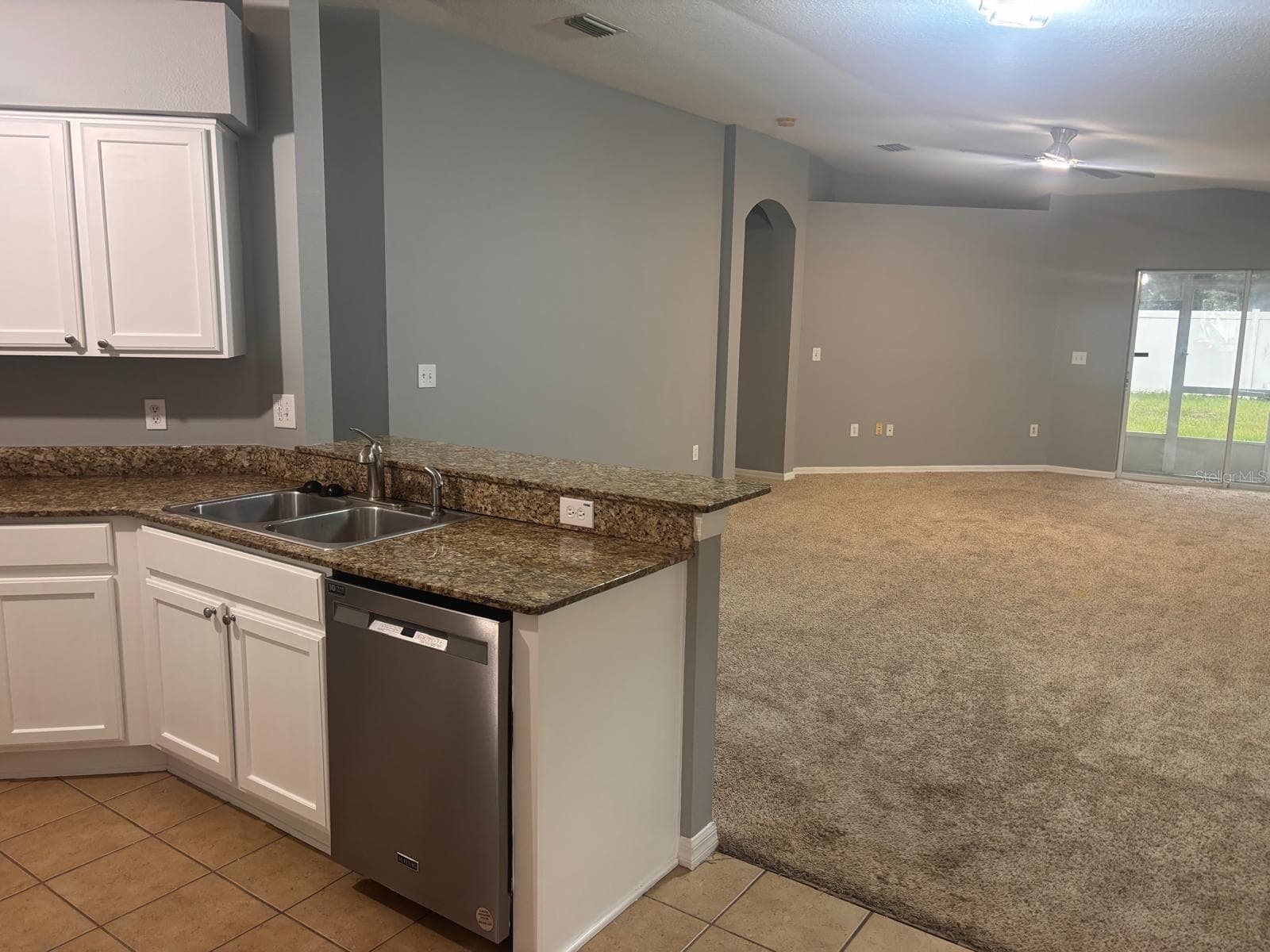 living room - 7834 CARRIAGE POINTE DR, GIBSONTON
