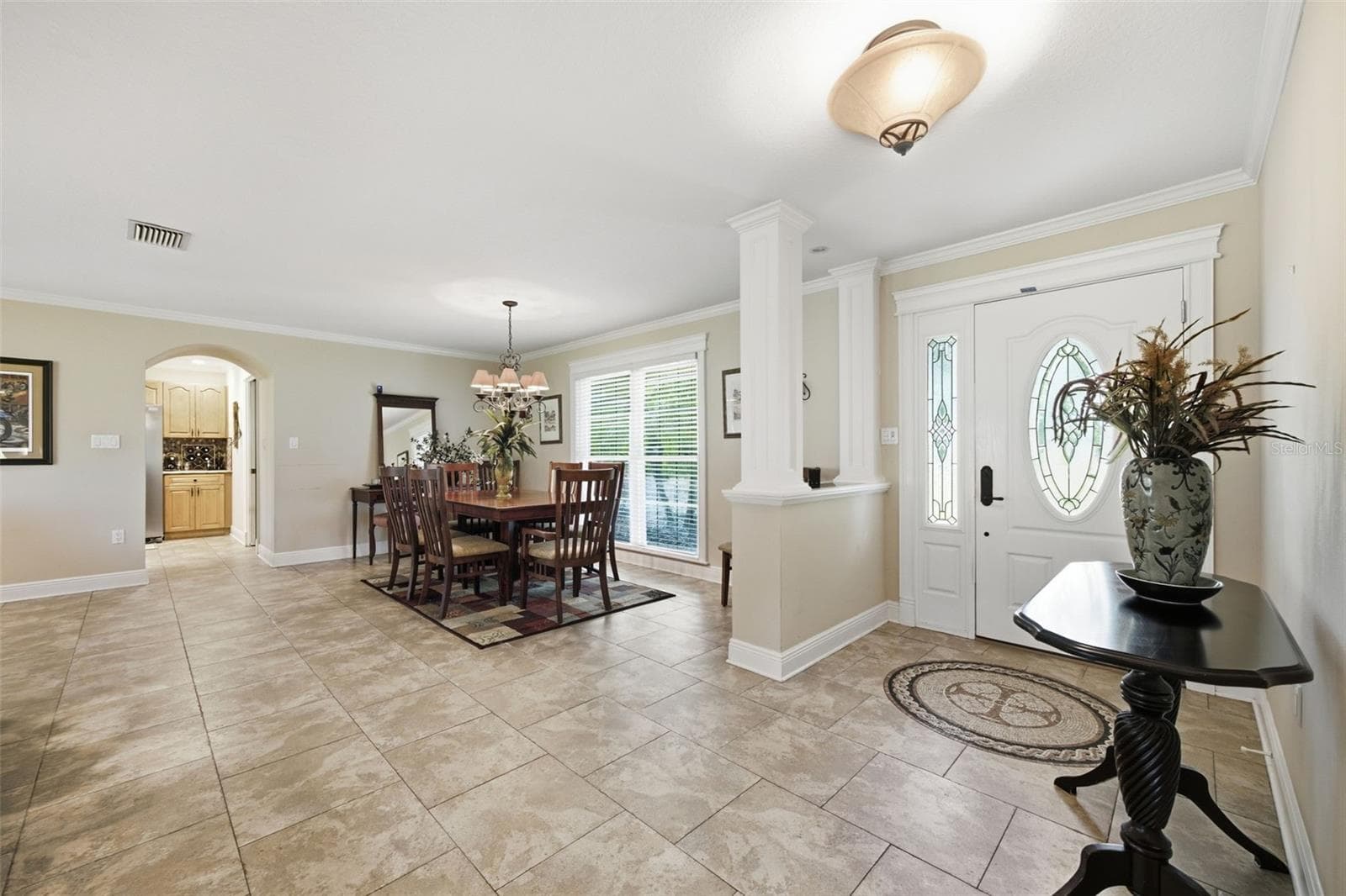 Welcoming foyer opens up to formal dining and family room - 17501 LAKESHORE RD, LUTZ