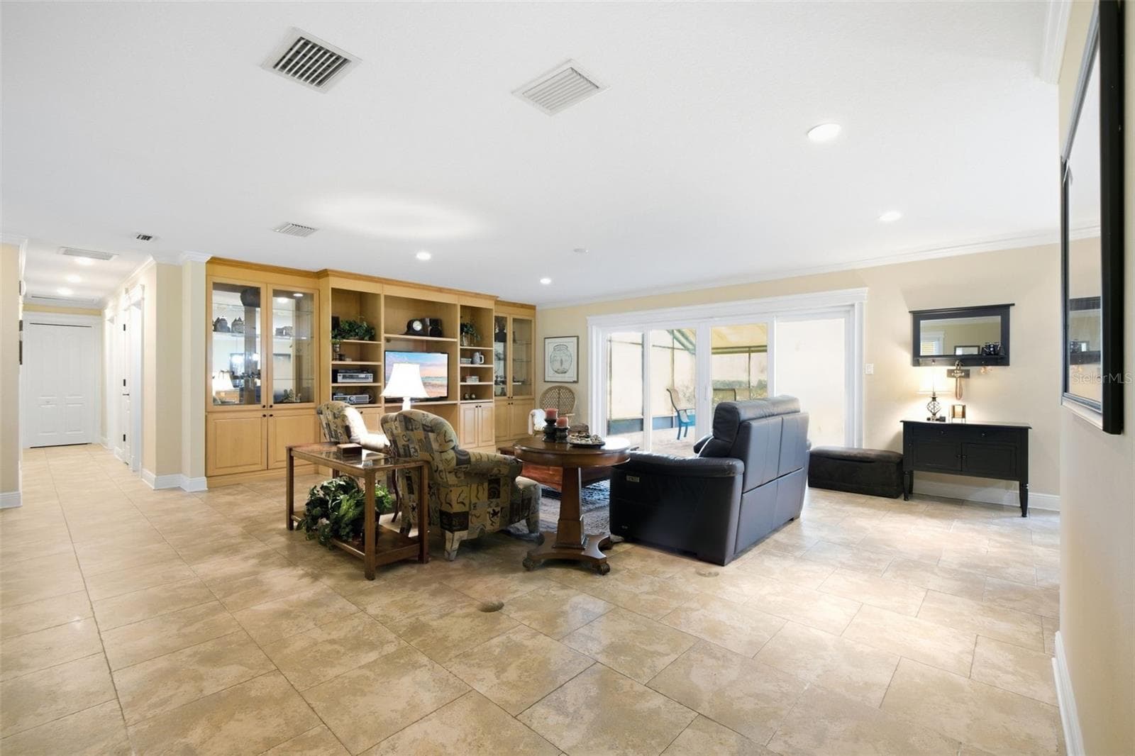 Spacious living area overlooking large lot and screened lanai - 17501 LAKESHORE RD, LUTZ