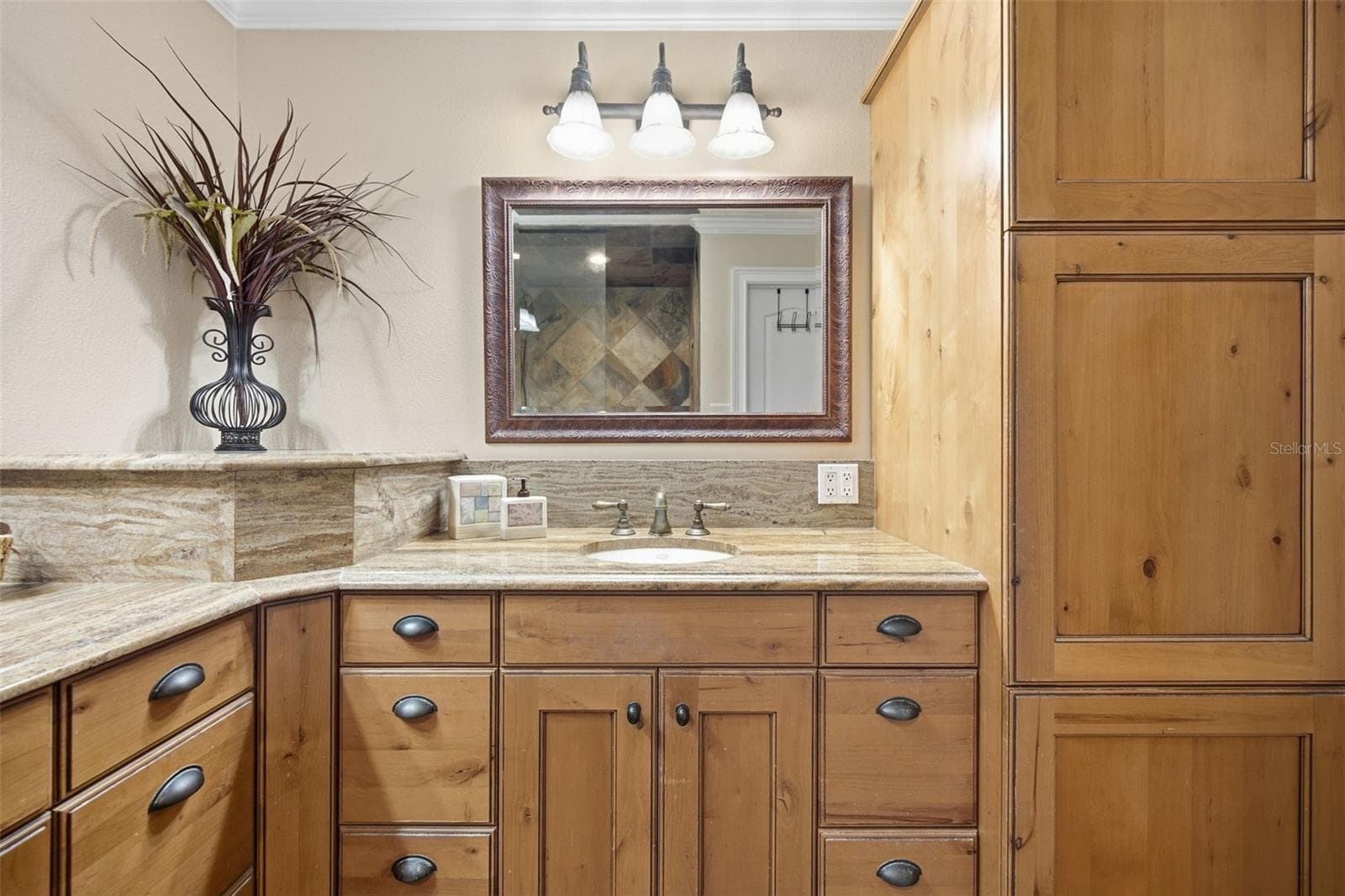 Double vanities and ample storage - 17501 LAKESHORE RD, LUTZ