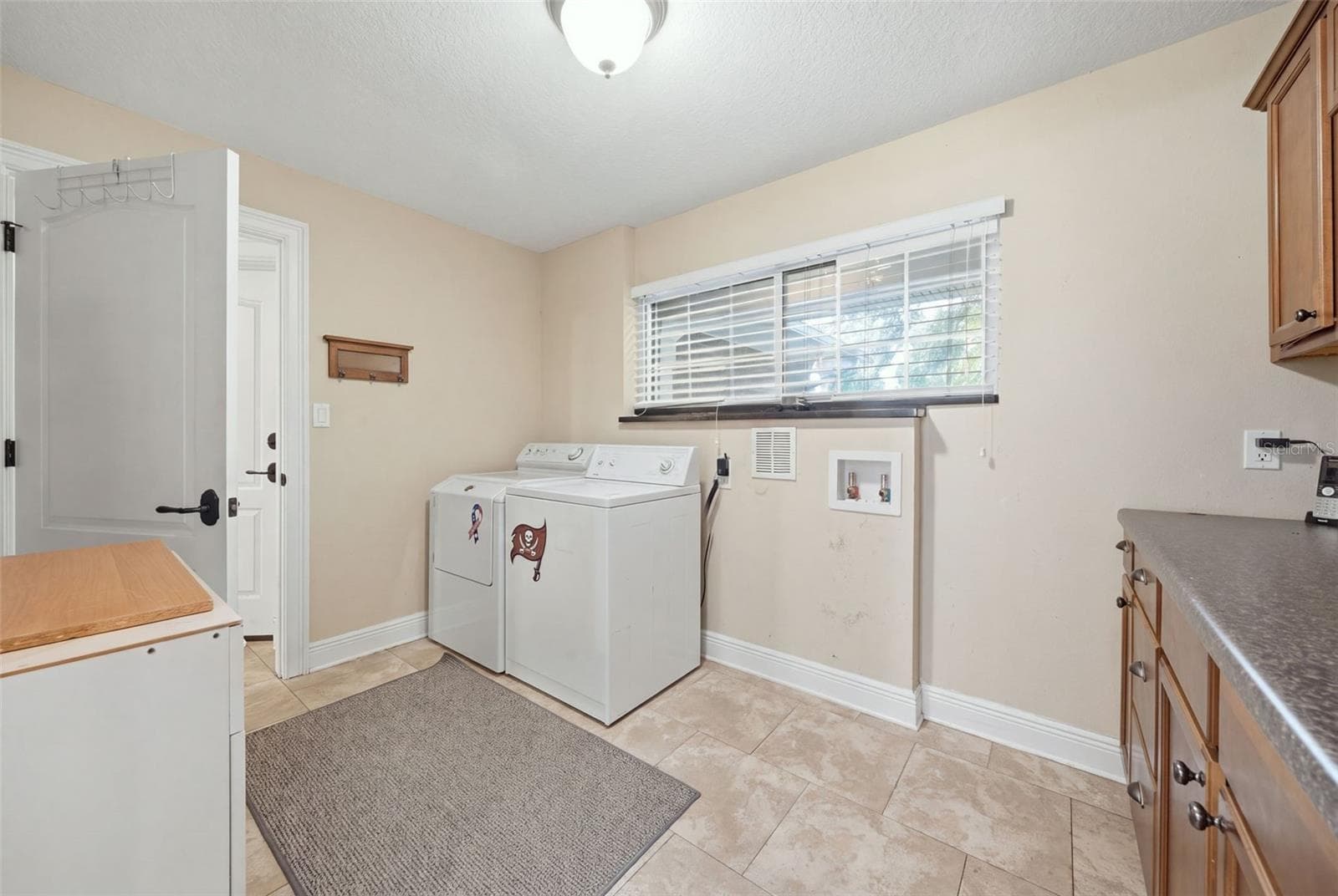 Laundry room with 2 washer connections - 17501 LAKESHORE RD, LUTZ
