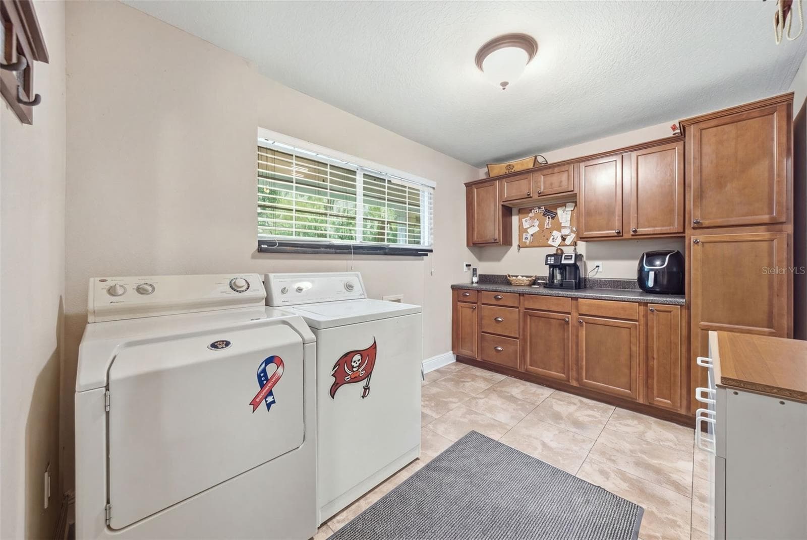 Laundry and butler's pantry (right off of kitchen) - 17501 LAKESHORE RD, LUTZ