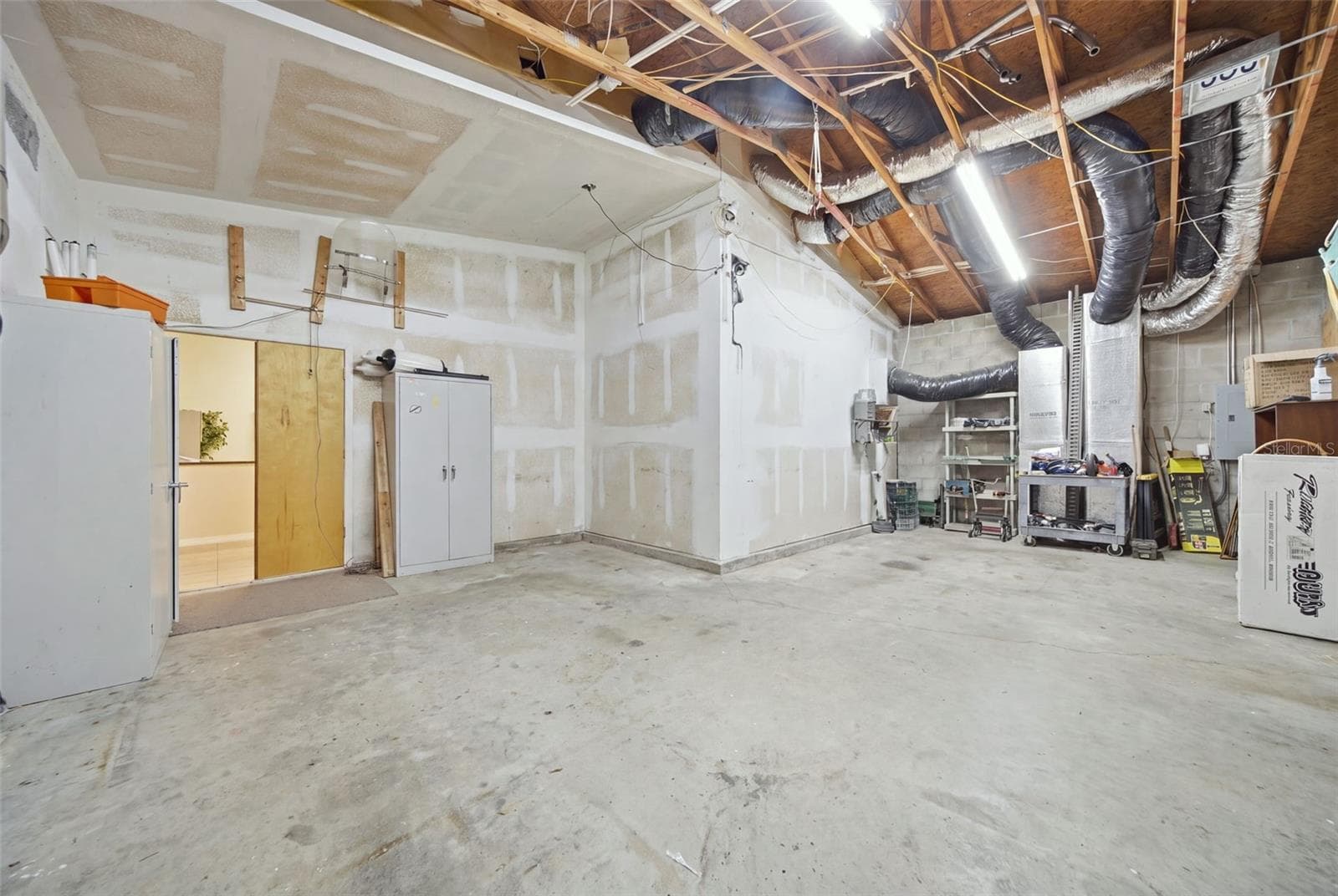 Garage area - 17501 LAKESHORE RD, LUTZ