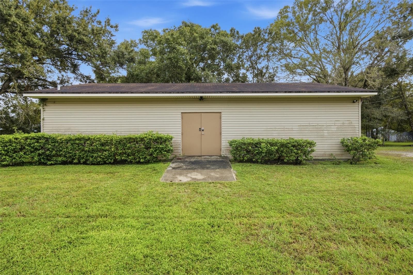 Side view of Office/garage - 17501 LAKESHORE RD, LUTZ