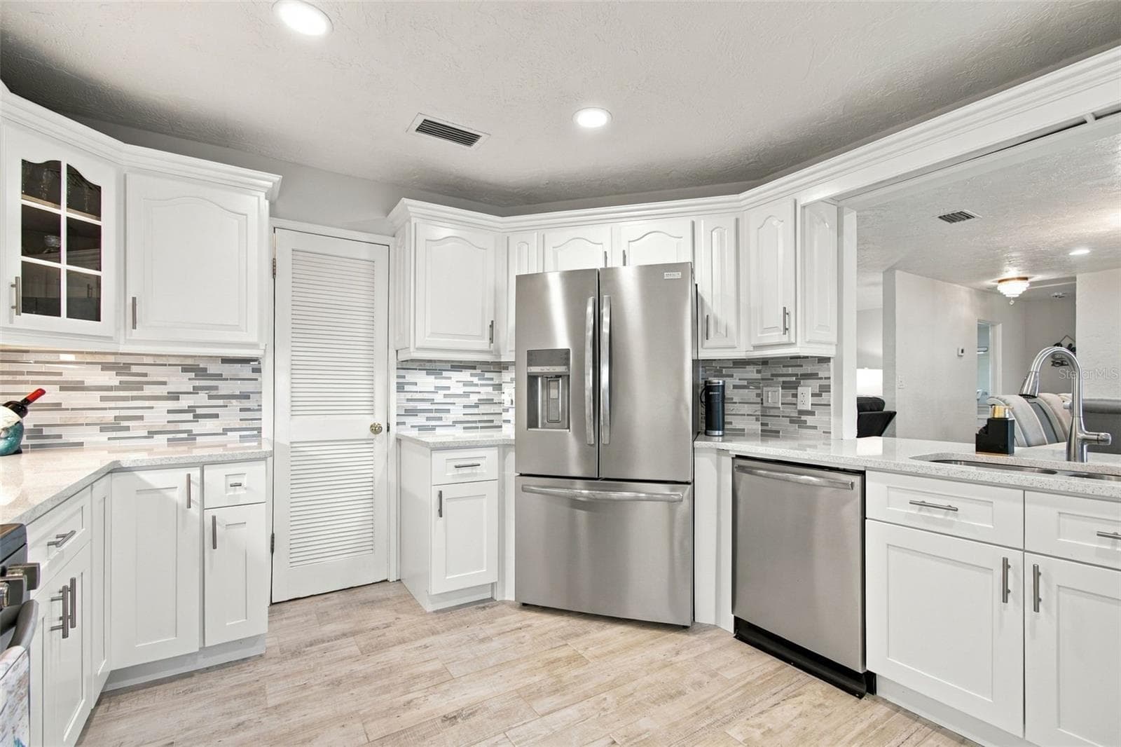 Che's Dream Kitchen - 11975 7TH ST E, TREASURE ISLAND