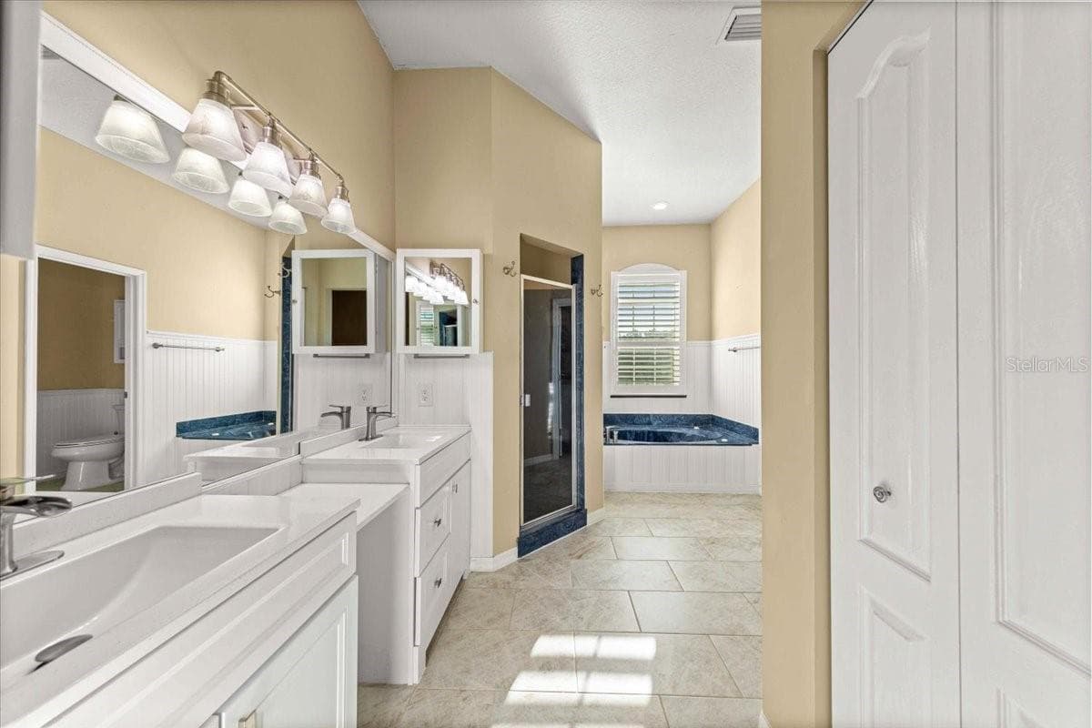 Primary En-Suite - 5592 NE 61ST AVENUE RD, SILVER SPRINGS