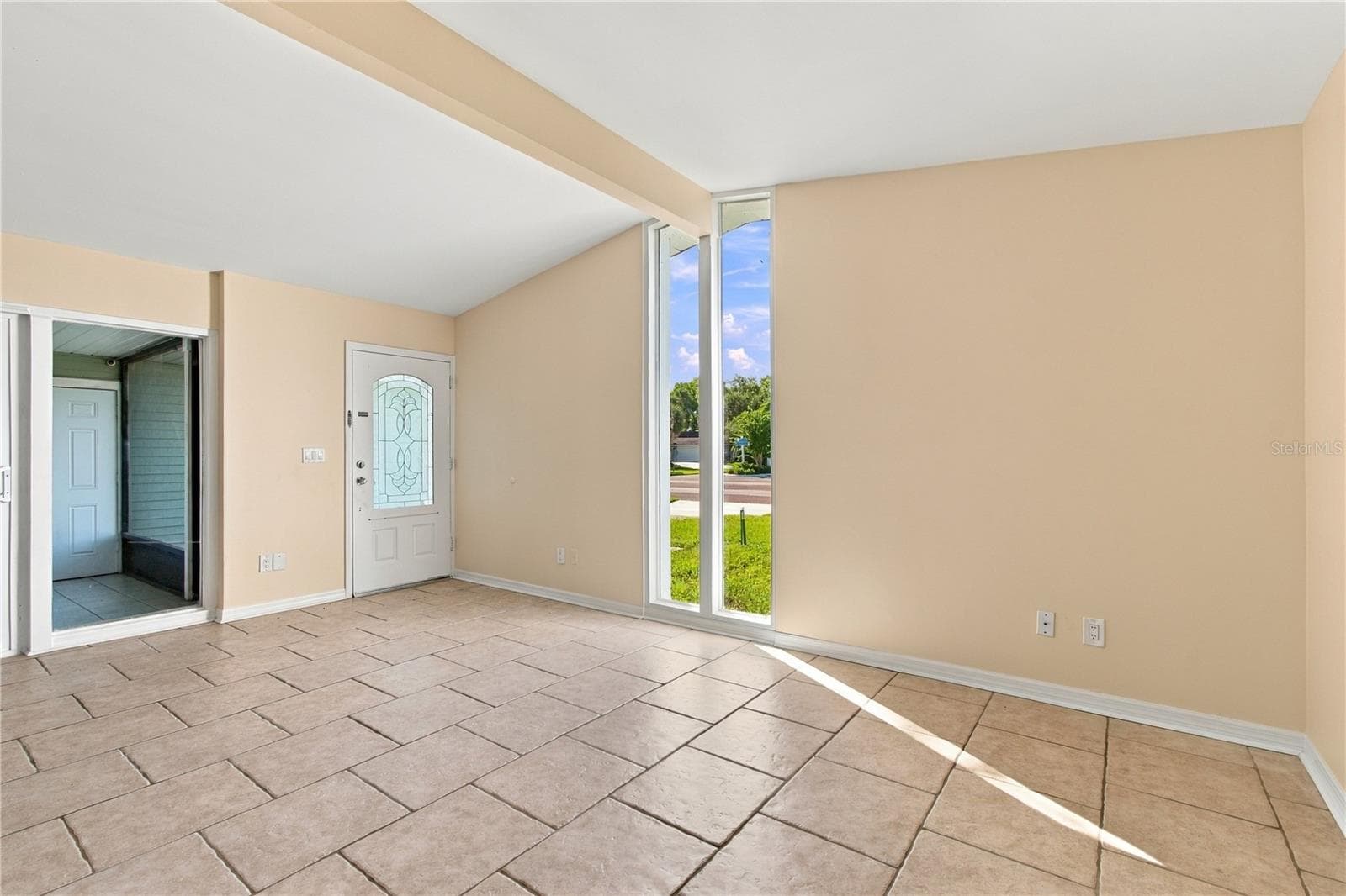 Living area with plenty of light - 10312 LAKE CARROLL WAY, TAMPA