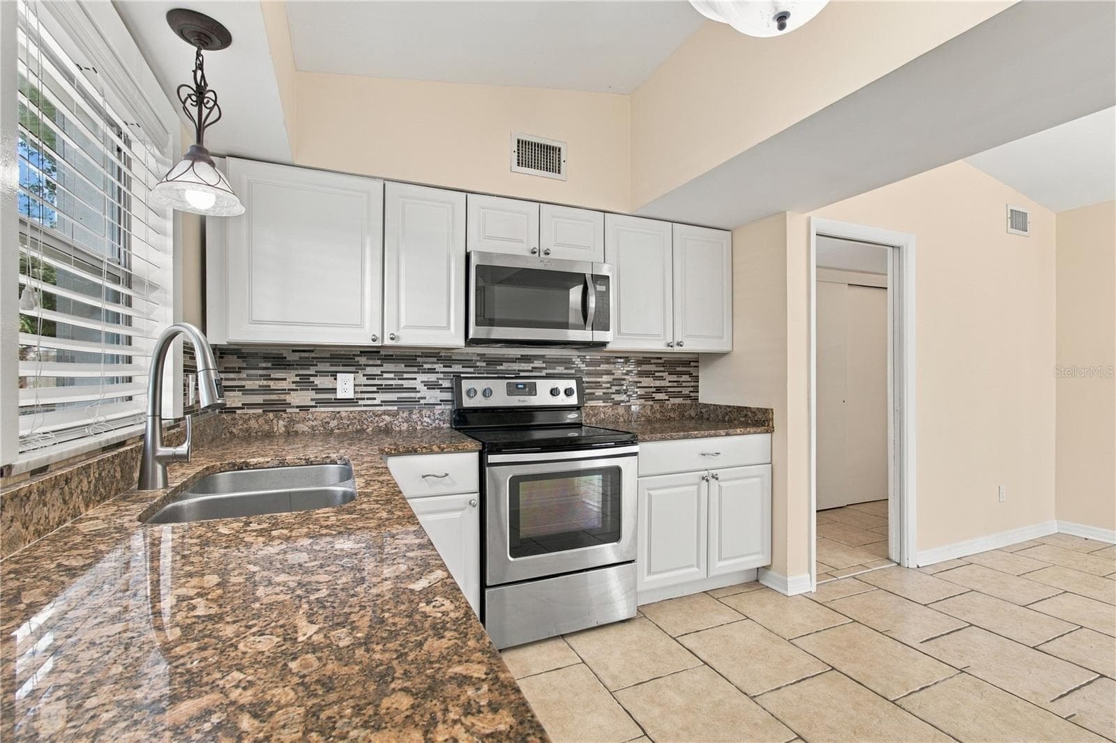 Kitchen with Granite countertops - 10312 LAKE CARROLL WAY, TAMPA