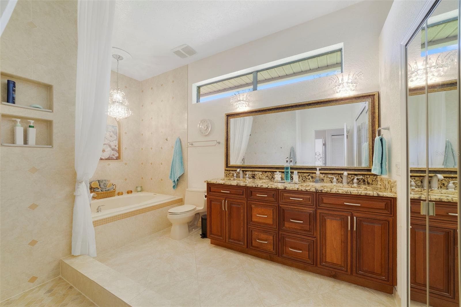 Primary Bath with huge walk in closet - 3514 OCITA DR, ORLANDO