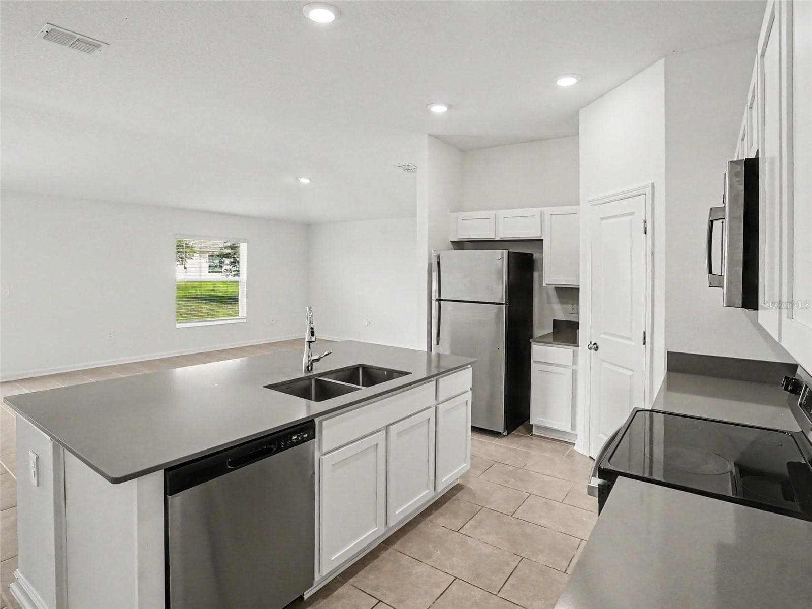 Single Family Residence at 3085 BLUE BONNET LN, OSTEEN, photo 4 of 14