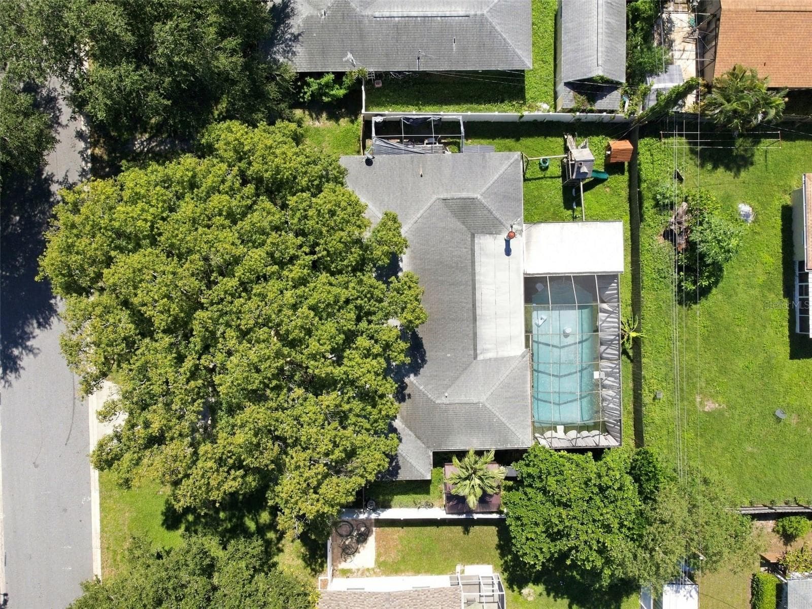 Single Family Residence at 1356 WOODCREST AVE, CLEARWATER, photo 3 of 39