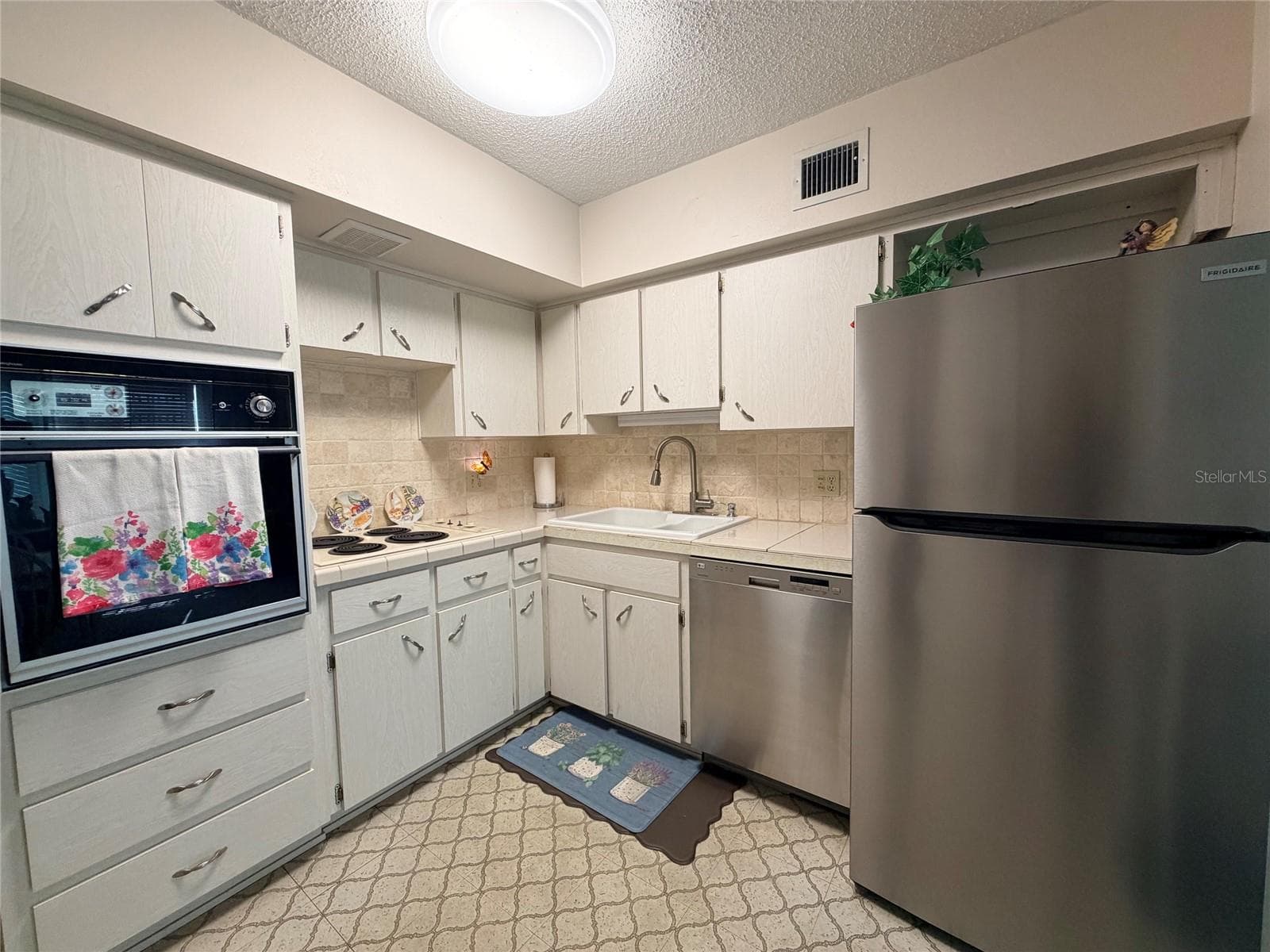 1Y - SS refrigerator - Complete Kitchen - 2363 ISRAELI DR #33, CLEARWATER