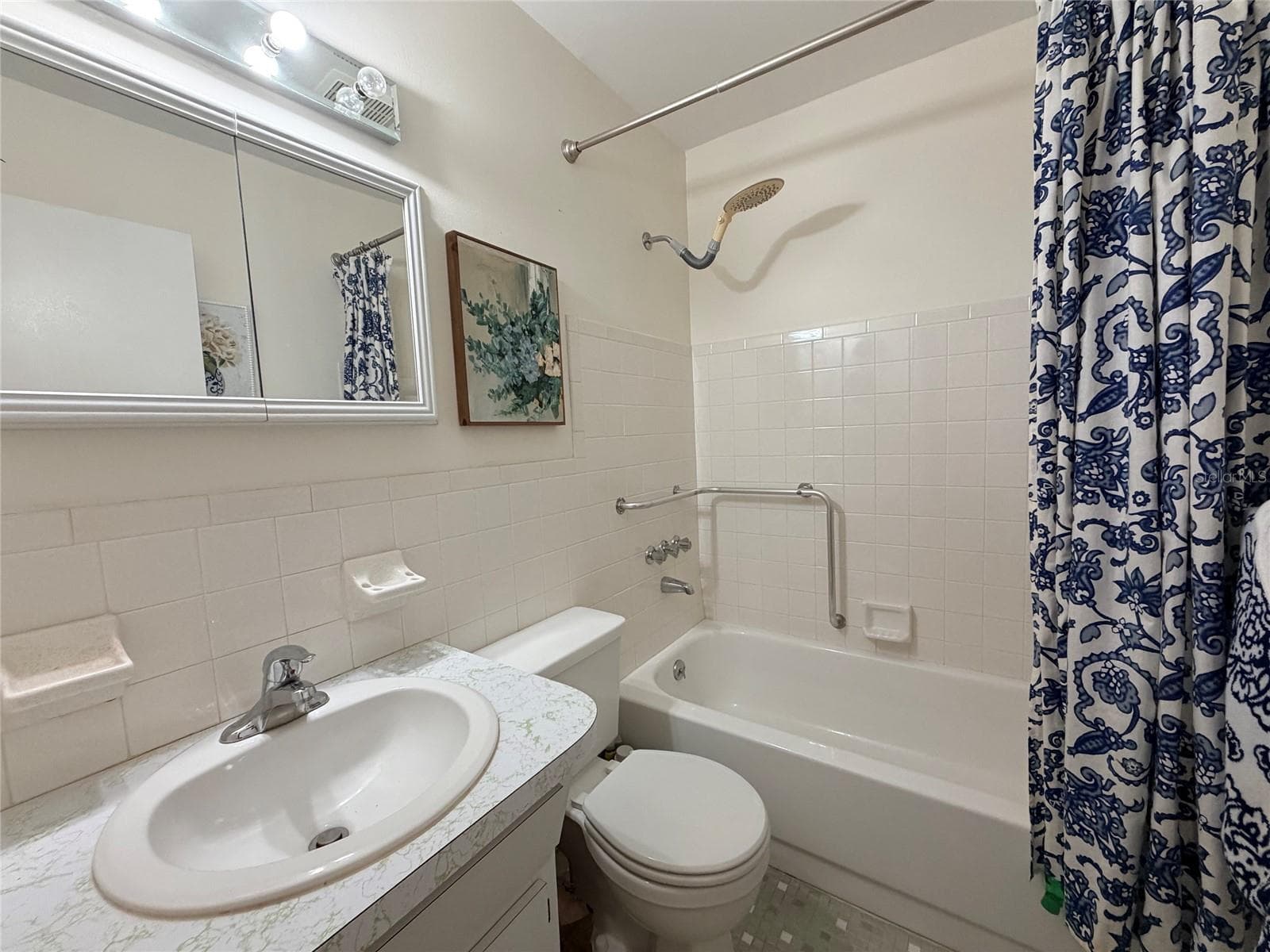 Guest Bathroom w/tub and grab handles - 2363 ISRAELI DR #33, CLEARWATER