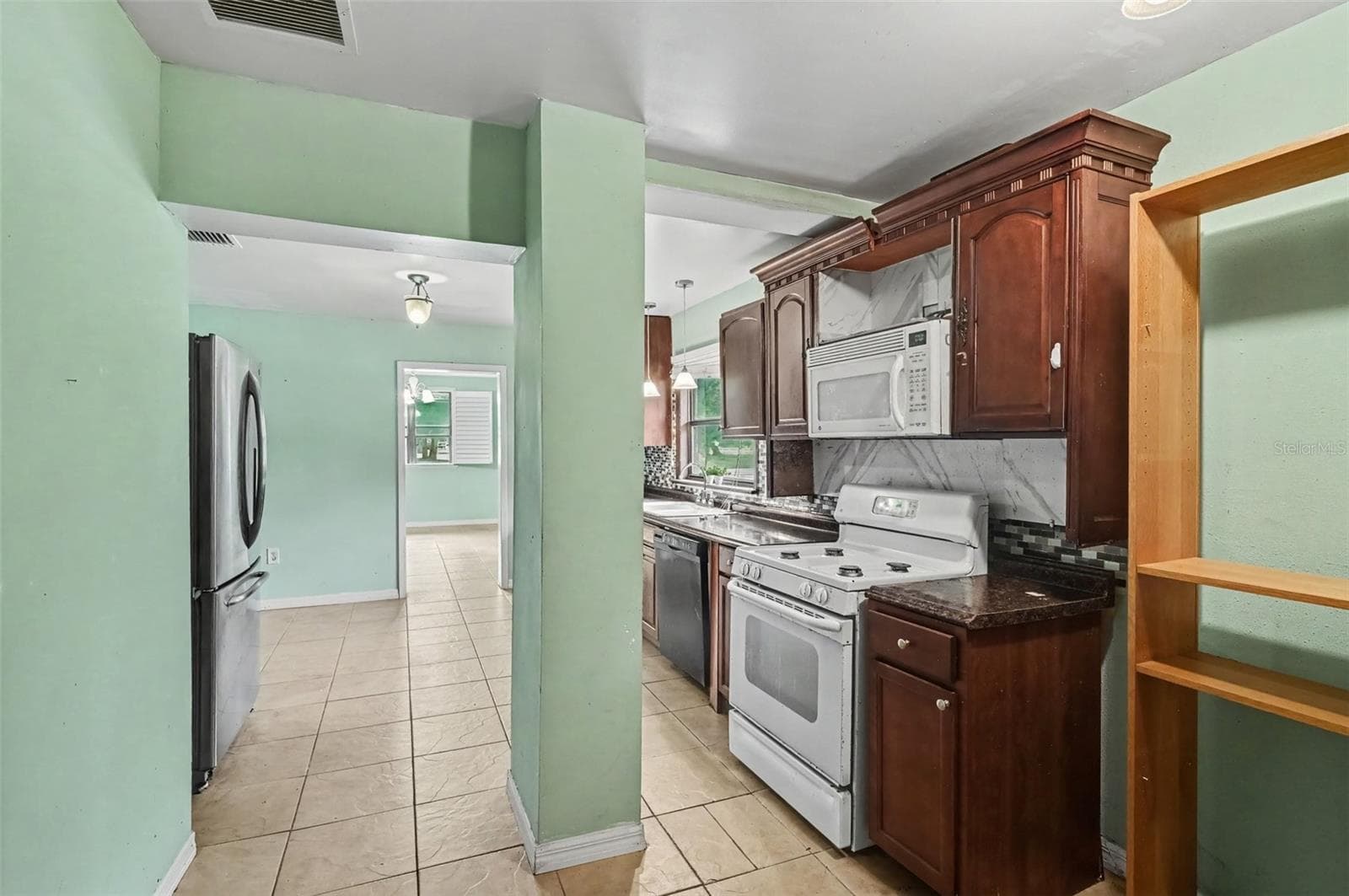 Single Family Residence at 415 THOMAS AVE, LEESBURG, photo 6 of 26