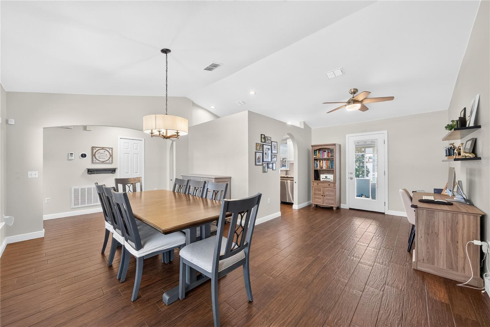 Single Family Residence at 8 LAKEVIEW RESERVE BLVD, WINTER GARDEN, photo 8 of 38