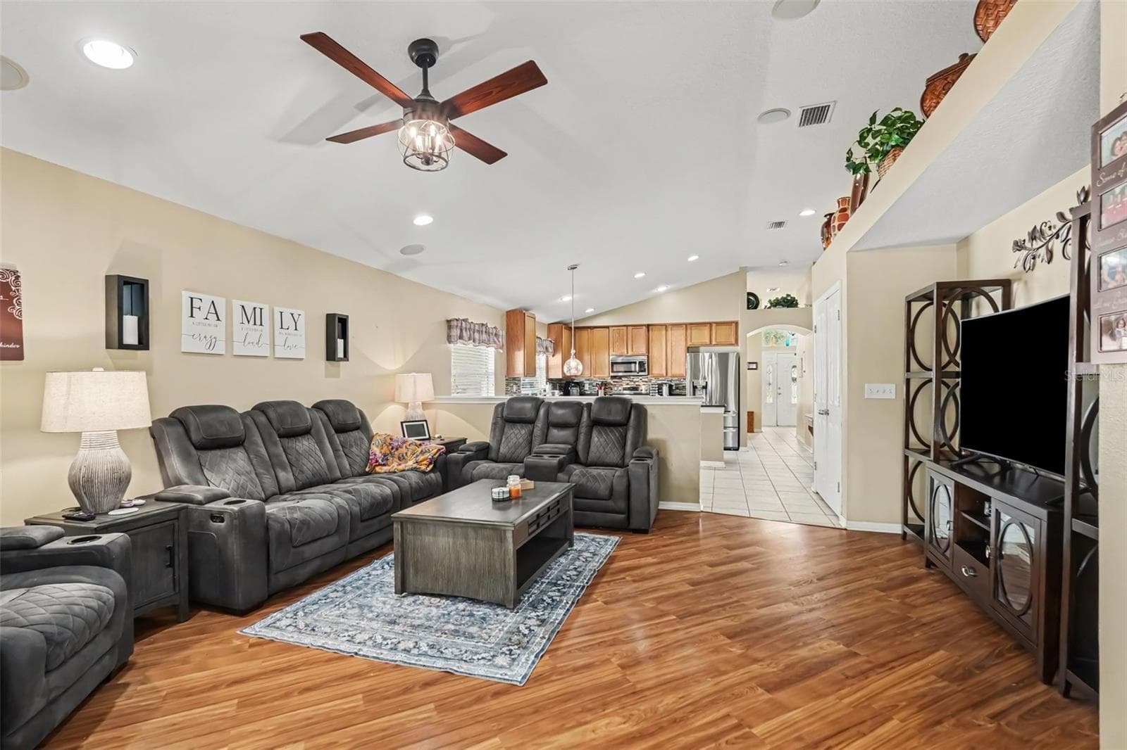 Single Family Residence at 6805 BLUFF MEADOW CT, WESLEY CHAPEL, photo 3 of 19