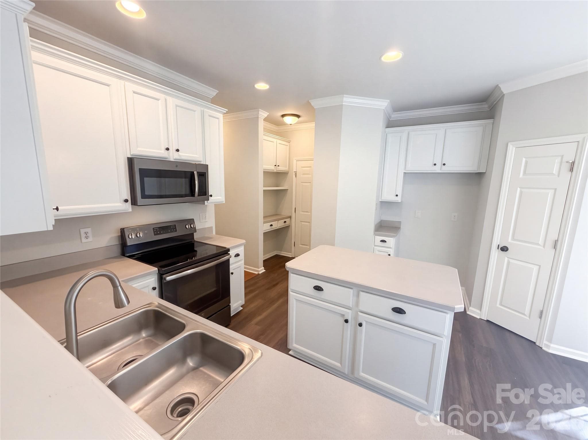 Single Family Residence at 8303 Poplar Grove Circle, Waxhaw, photo 6 of 37