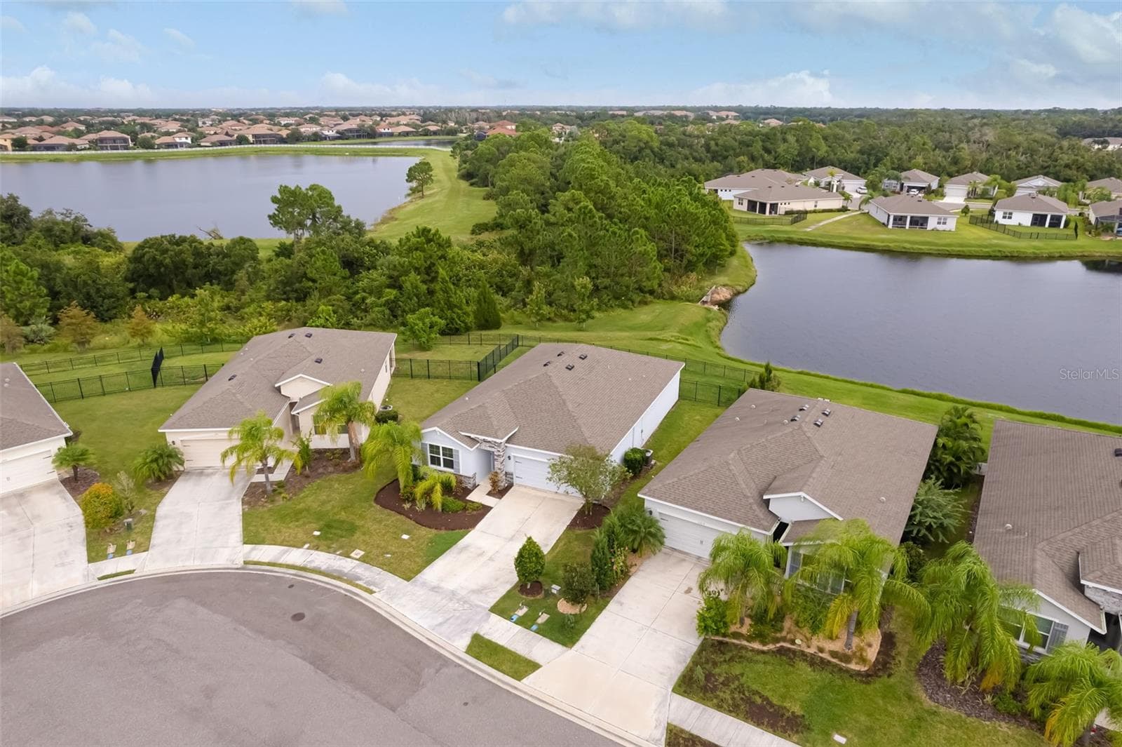 Single Family Residence at 13715 WOODBRIDGE TER, BRADENTON, photo 3 of 27