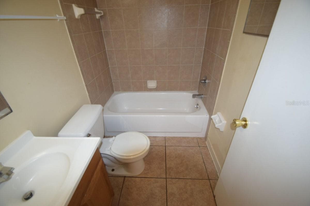 Duplex at 830 SHIRLEY ANN TRL, LAKELAND, photo 11 of 27
