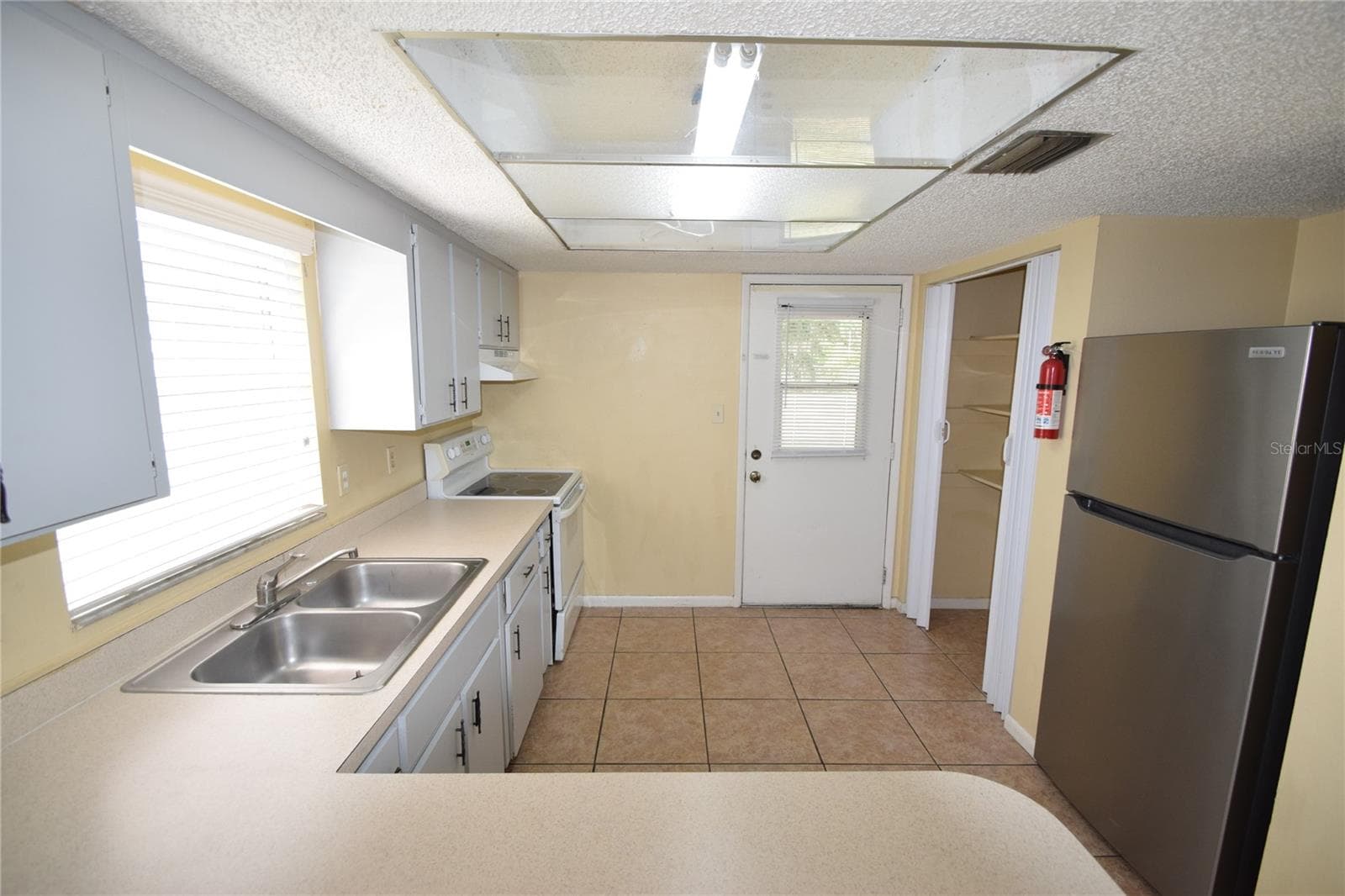 Duplex at 830 SHIRLEY ANN TRL, LAKELAND, photo 13 of 27
