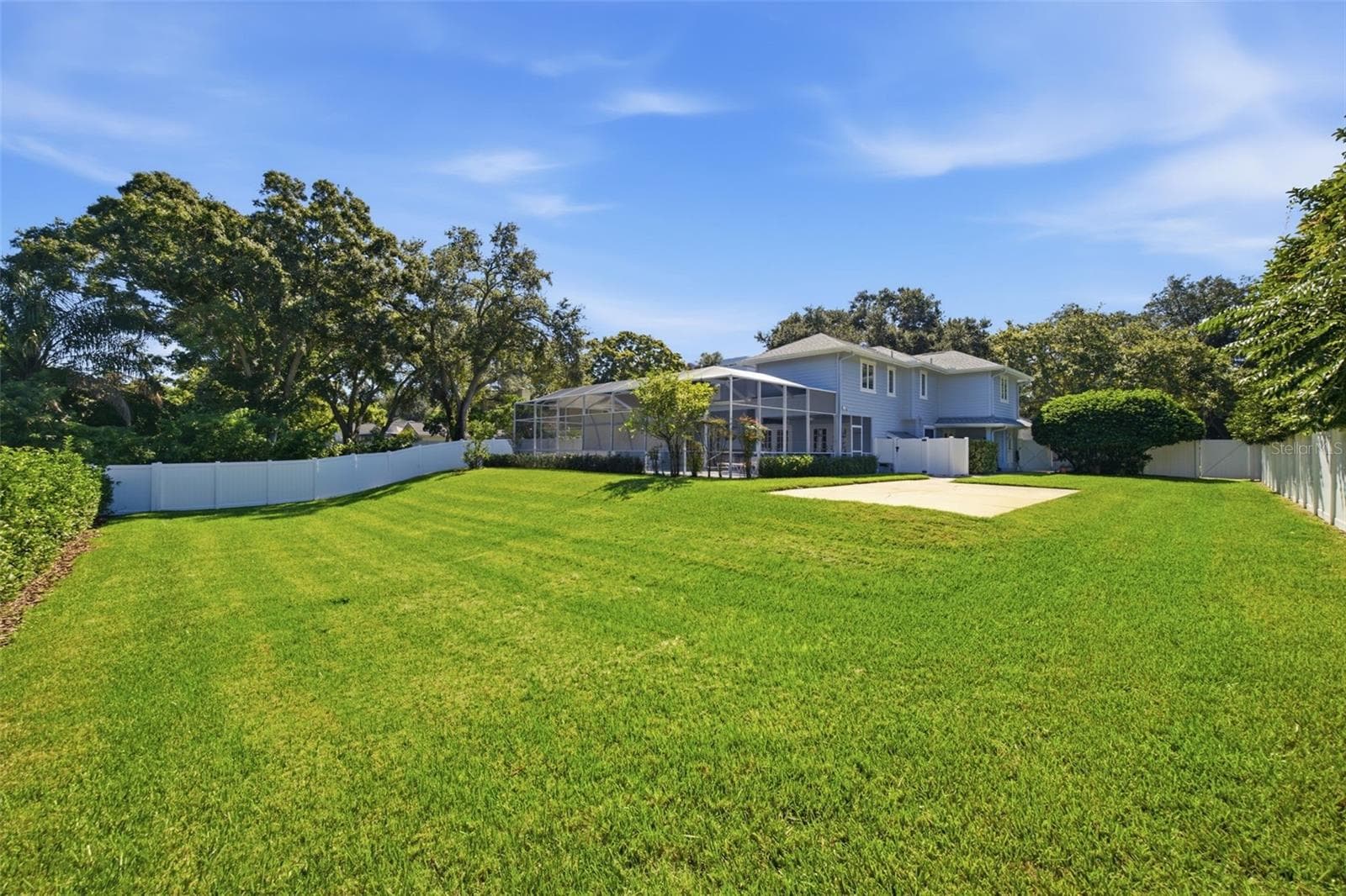Large fenced backyard with mature landscaping - 12383 WINDTREE BLVD, SEMINOLE